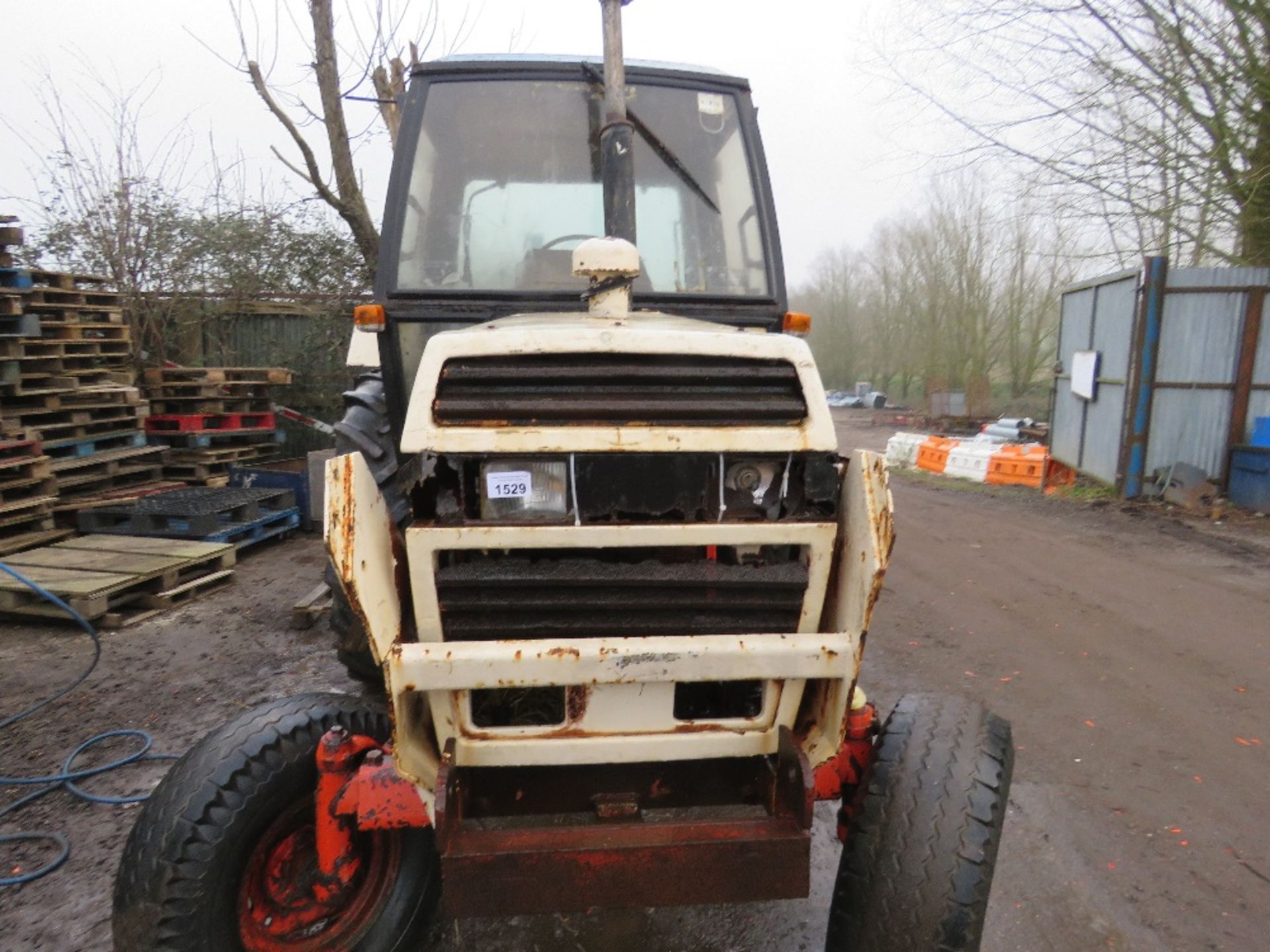 DAVID BROWN 2 WHEEL DRIVE TRACTOR. SOURCED FROM DEPOT CLOSURE. WHEN TESTED WAS SEEN TO RUN AND DRIVE - Bild 2 aus 11