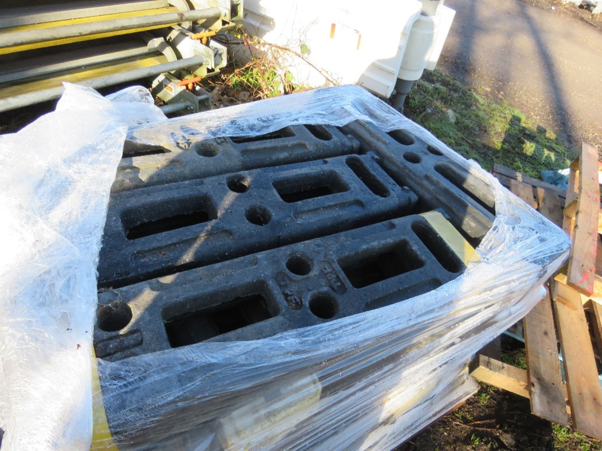 2 X PALLETS OF HERAS TYPE SITE FENCE BASES / BLOCKS. - Image 6 of 6