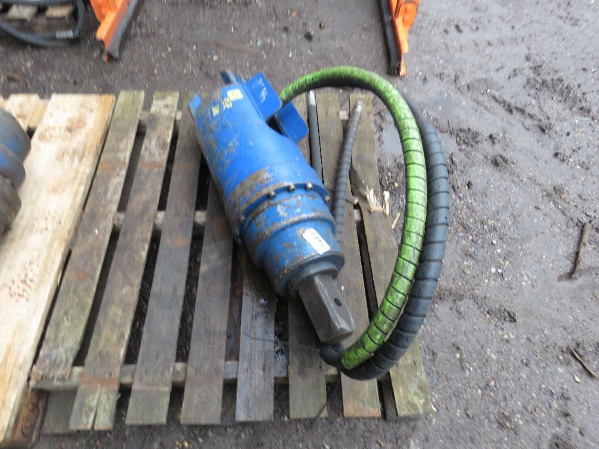 LARGE SIZED EXCAVATOR MOUNTED AUGER DRIVE HEAD. 75MM SQUARE DRIVE HEAD, 45MM TOP PIN SIZE APPROX. - Image 2 of 4