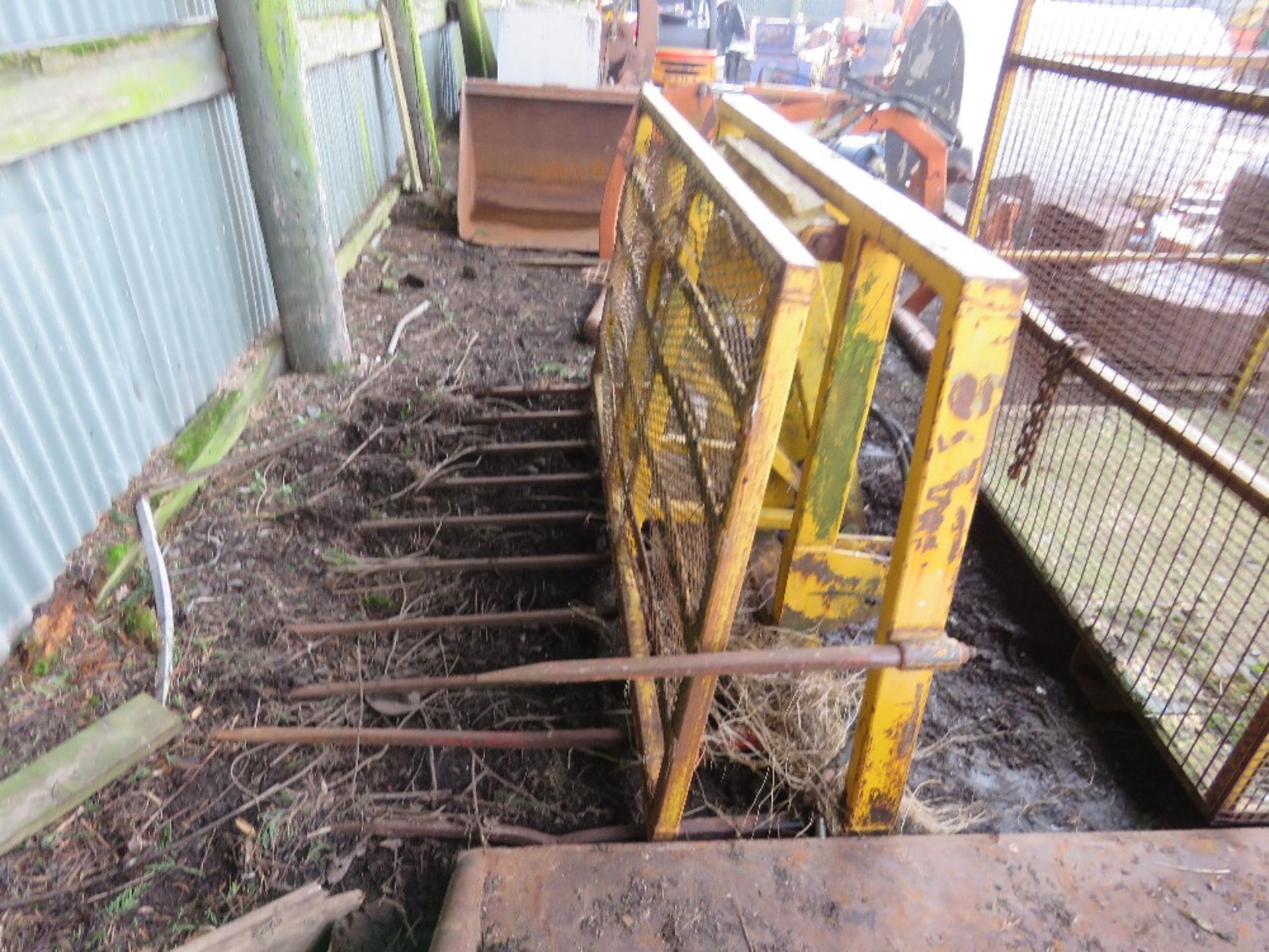 GRAYS TRACTOR 3 POINT LINKAGE MOUNTED PUSH OFF BUCK RAKE UNIT. - Image 4 of 6