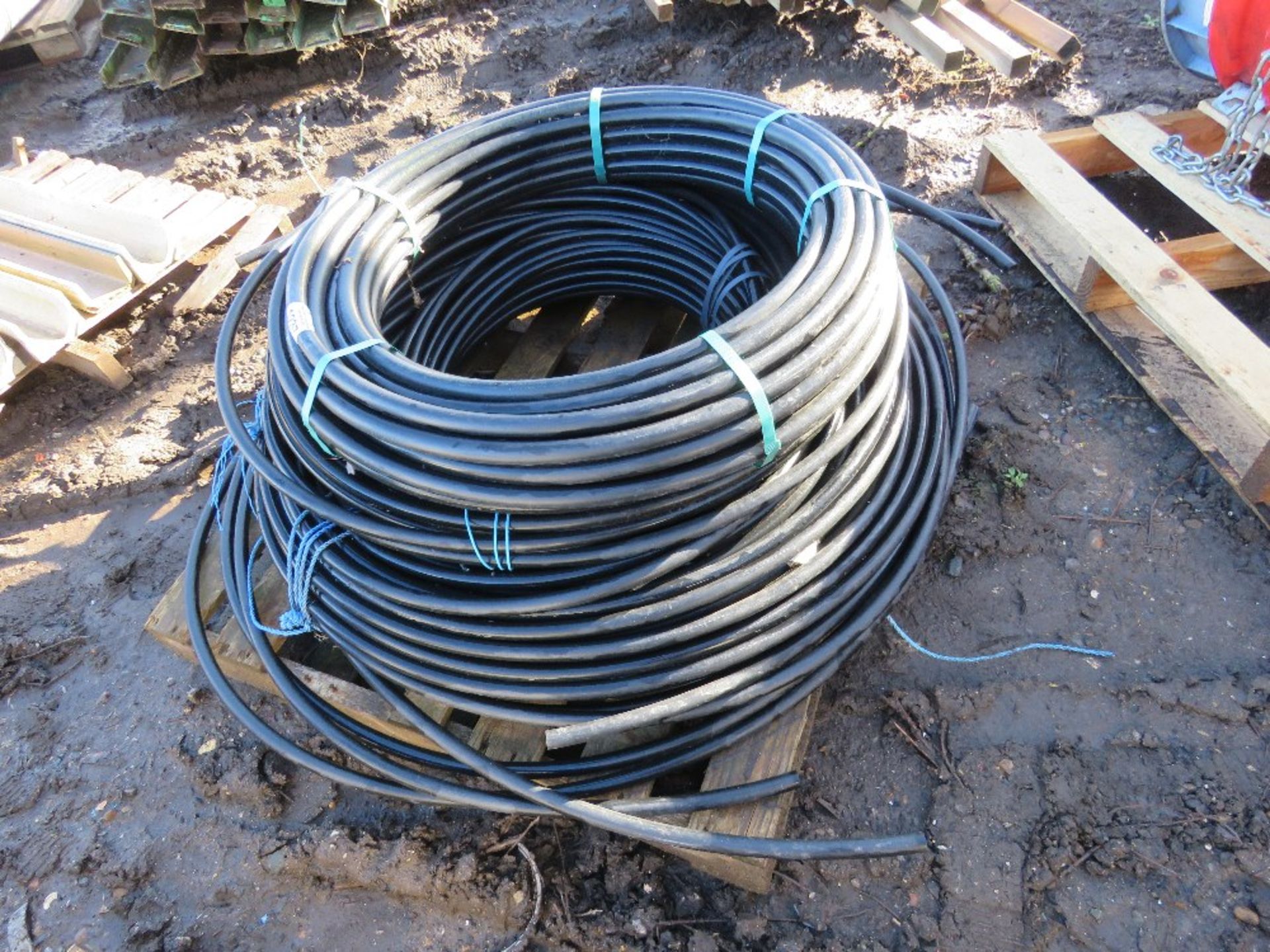 QUANTITY OF BLACK PLASTIC WATER PIPING. THIS LOT IS SOLD UNDER THE AUCTIONEERS MARGIN SCHEME, THE - Image 3 of 5