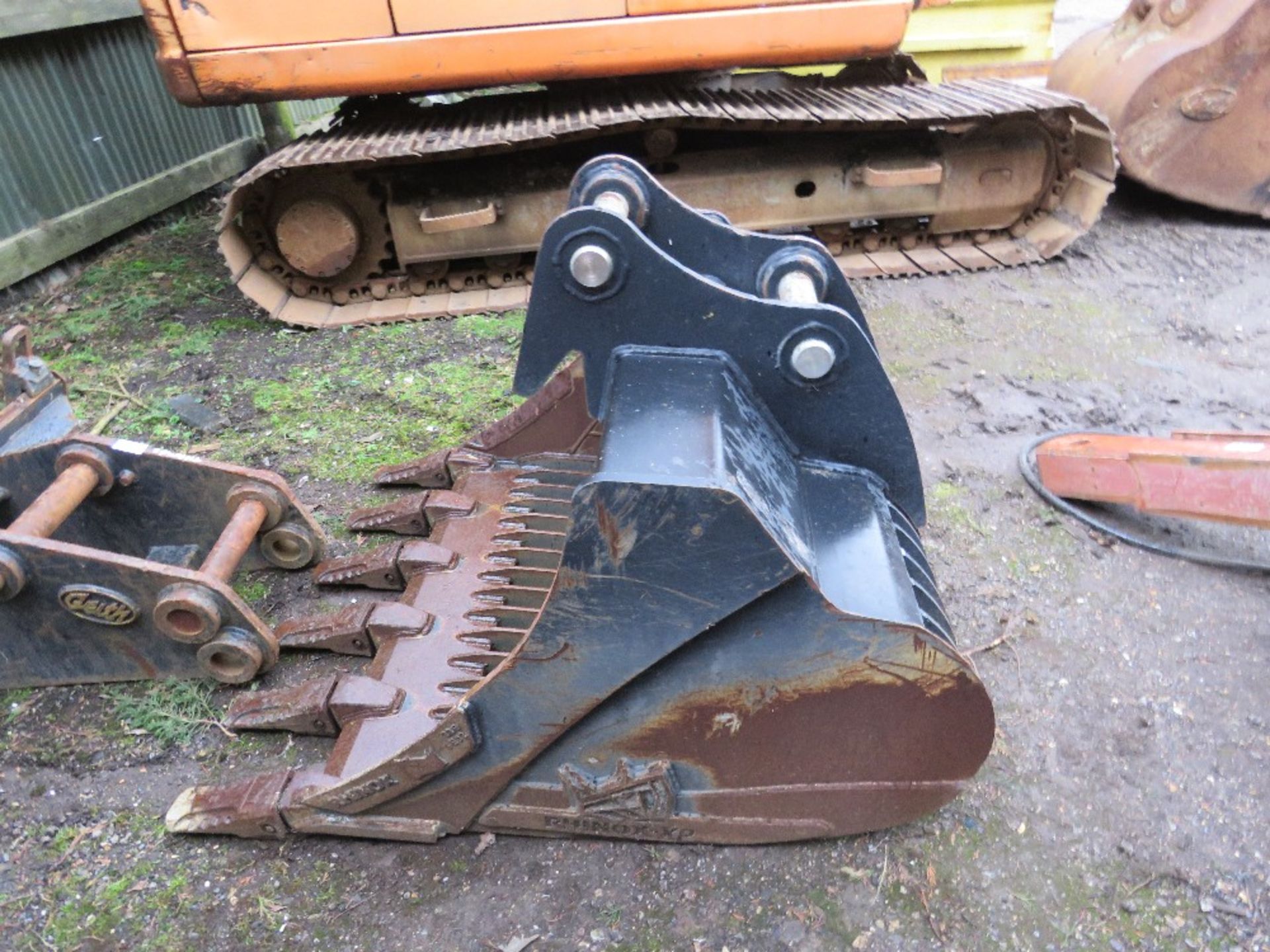 RHINOX 1.2M WIDTH EXCAVATOR MOUNTED RIDDLE BUCKET ON 65MM PINS, LITTLE USED. BEING SOLD AS SURPLUS T - Image 2 of 5