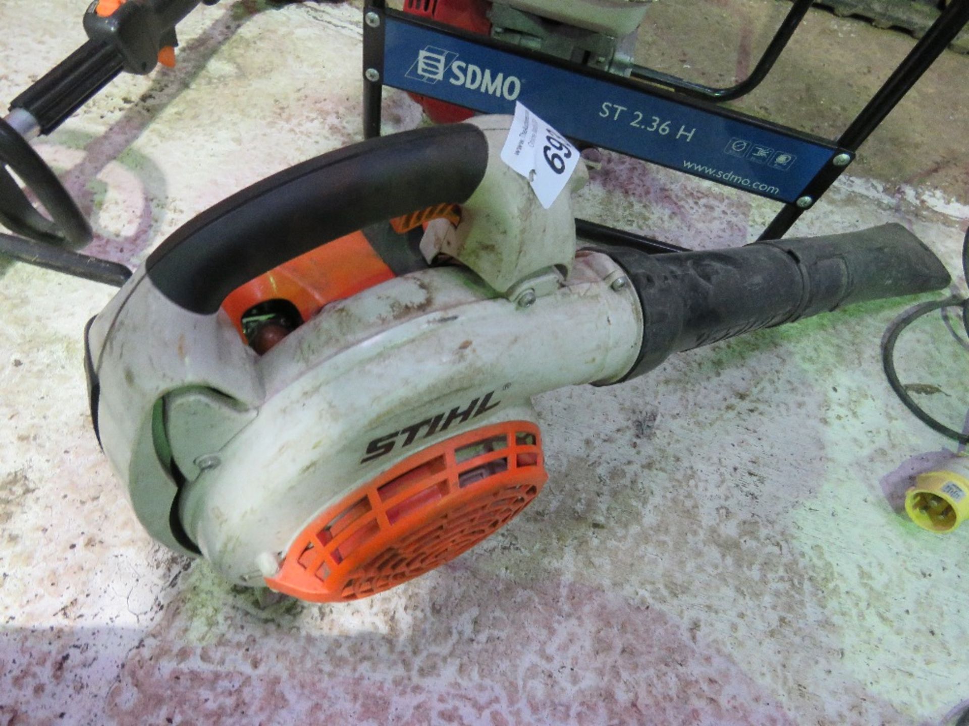 STIHL HAND HELD LEAF BLOWER. THIS LOT IS SOLD UNDER THE AUCTIONEERS MARGIN SCHEME, THEREFORE NO V - Image 2 of 3