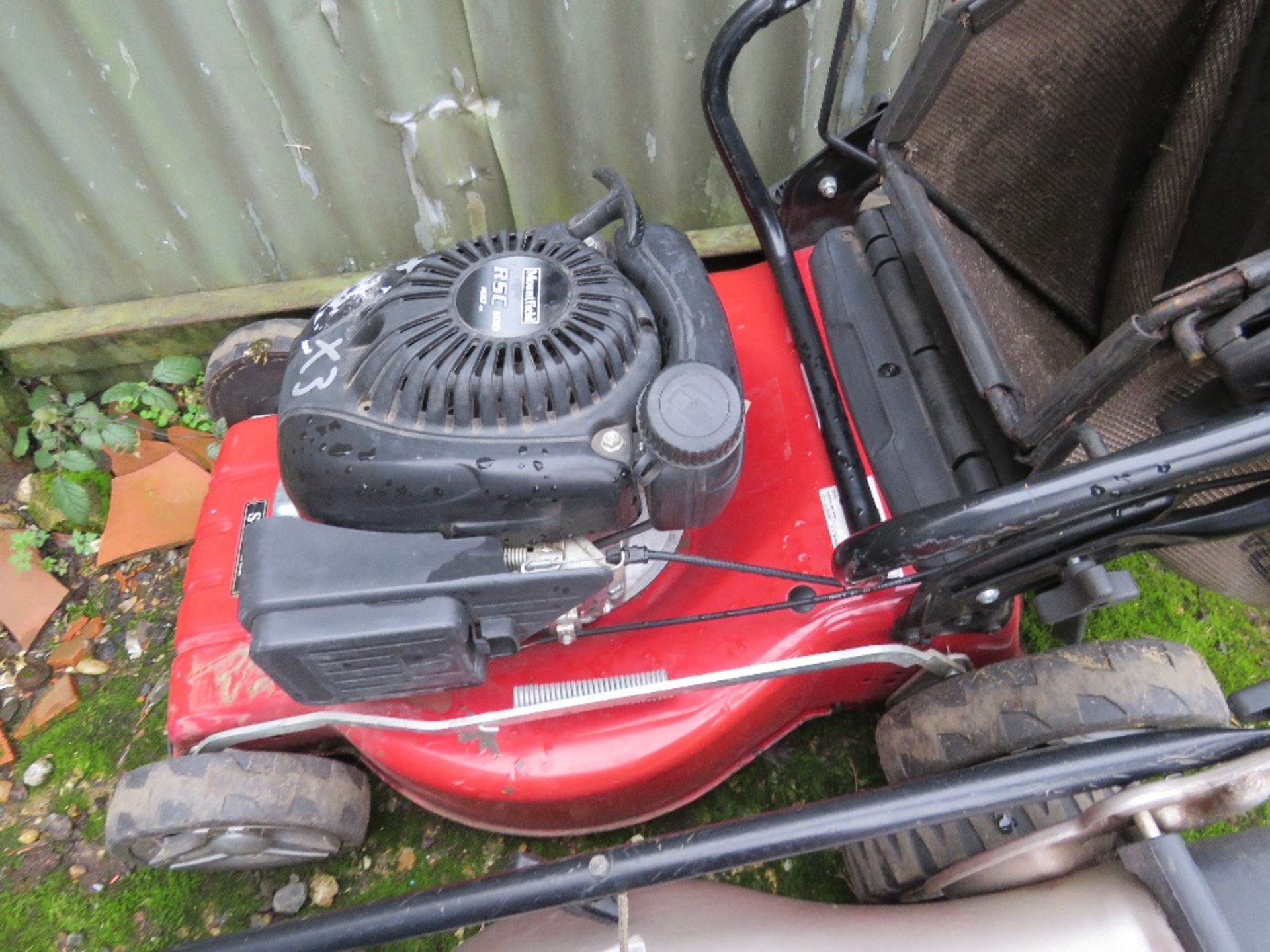 3 X LAWNMOWERS: 2 X HONDA AND A MOUNTFIELD. - Image 5 of 6