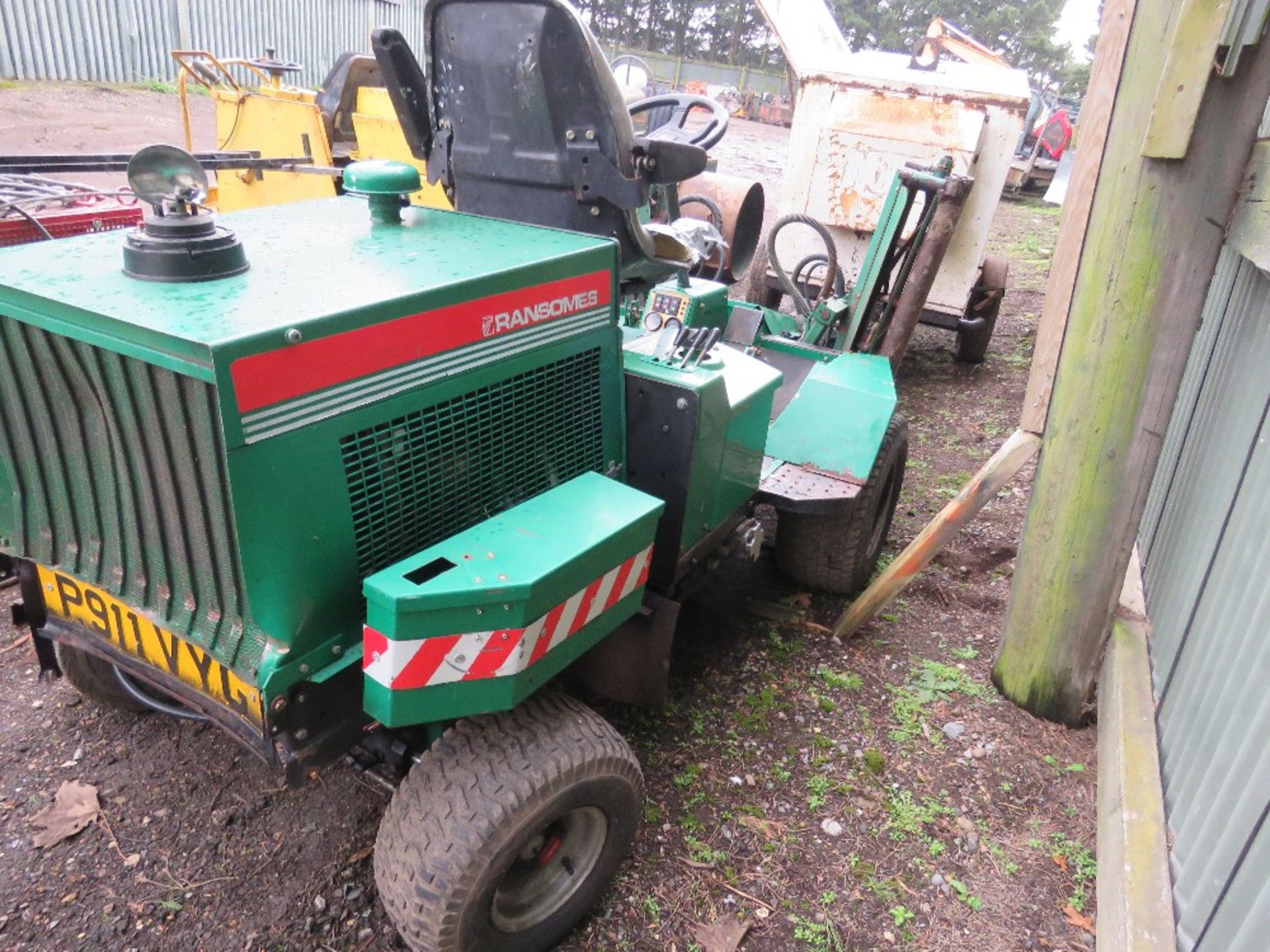 RANSOMES 213 TRIPLE RIDE ON CYLINDER MOWER WITH KUBOTA ENGINE. WHEN TESTED WAS SEEN TO RUN, DRIVE, M - Image 6 of 10
