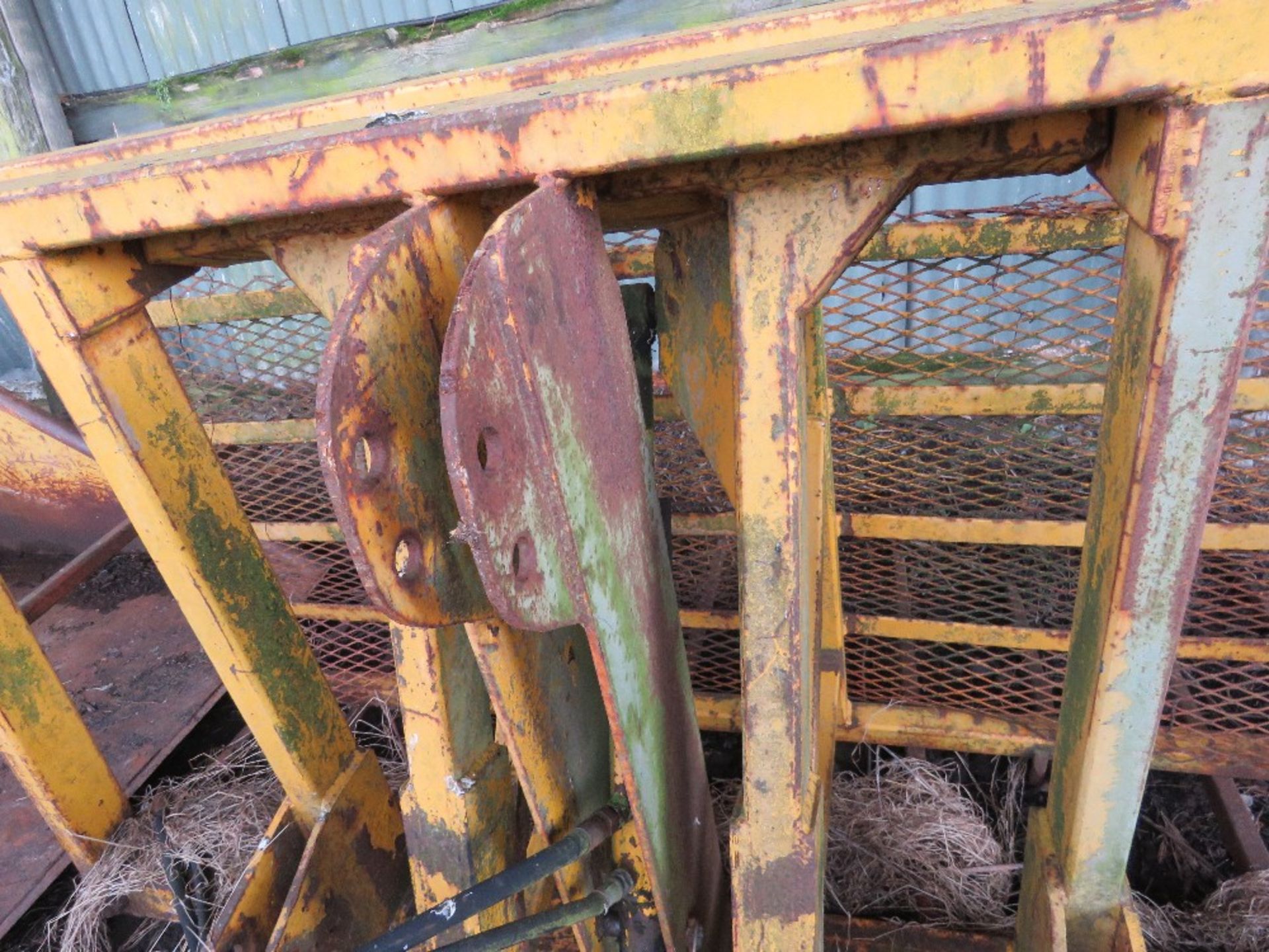 GRAYS TRACTOR 3 POINT LINKAGE MOUNTED PUSH OFF BUCK RAKE UNIT. - Image 6 of 6