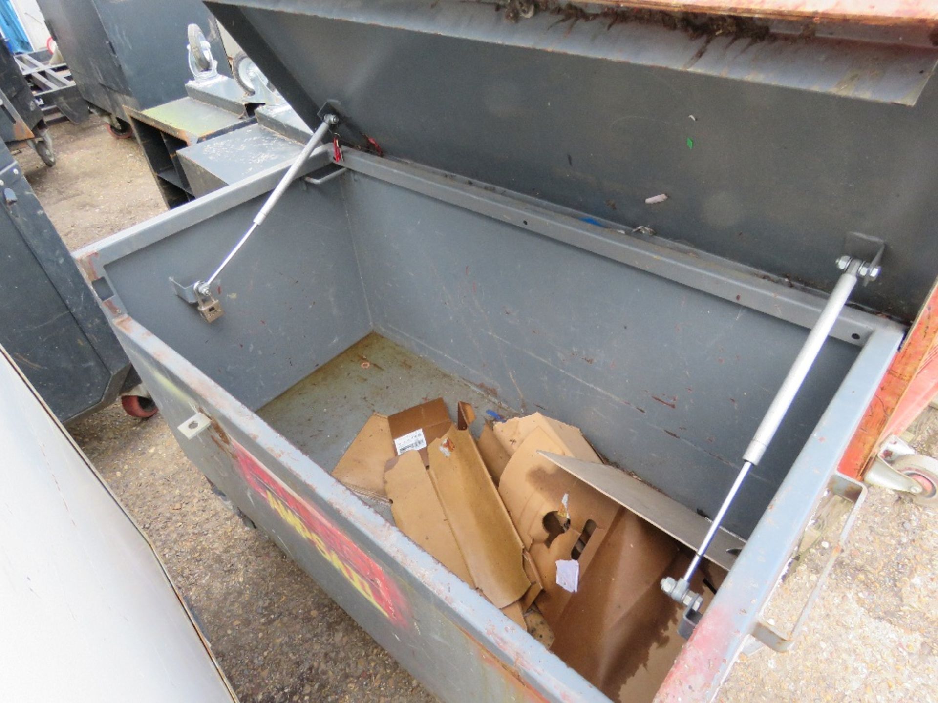 TOOL BOX ON WHEELS, NO KEYS. SOURCED FROM COMPANY LIQUIDATION. - Image 3 of 3