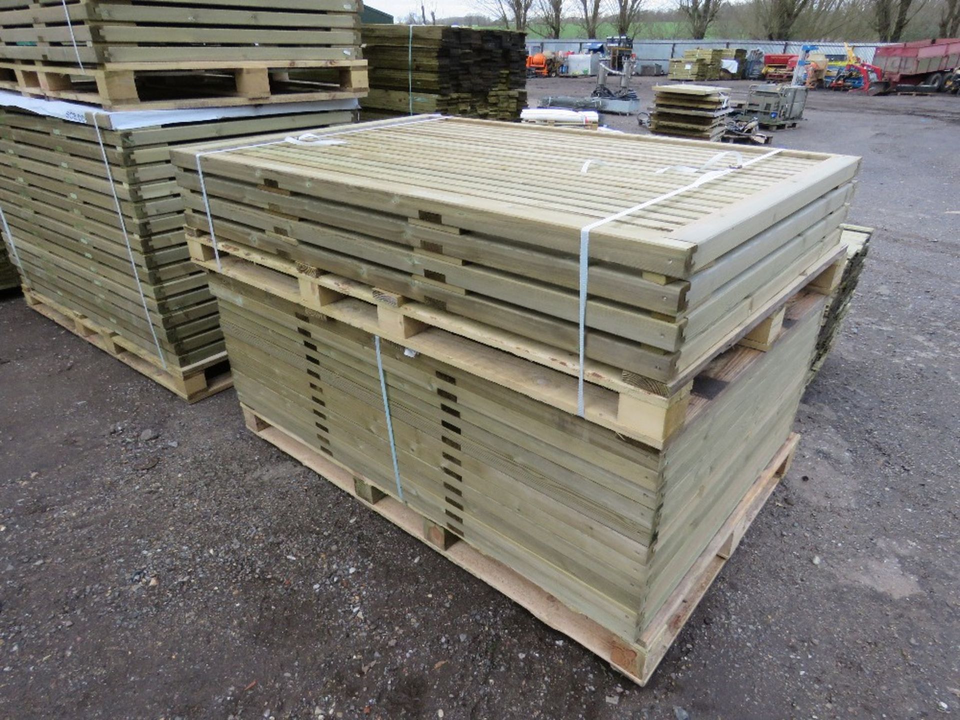 2 X PACKS OF VENETIAN SLAT FENCE PANELS 1.83M X 1.22M APPROX. 15NO PANELS IN TOTAL. - Image 3 of 4