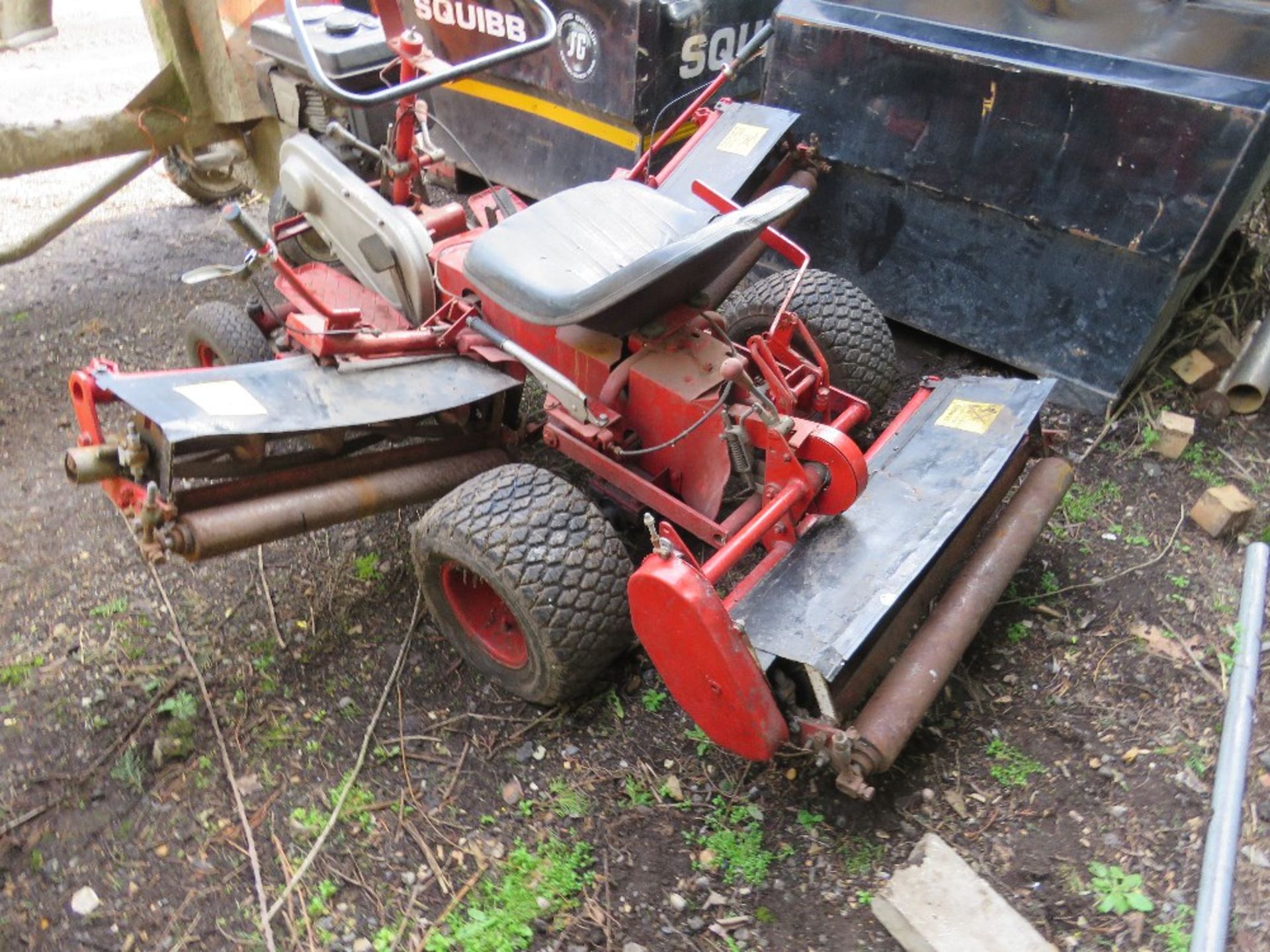 ROBIN ENGINED RIDE ON TRIPLE CYLINDER MOWER. - Image 5 of 6