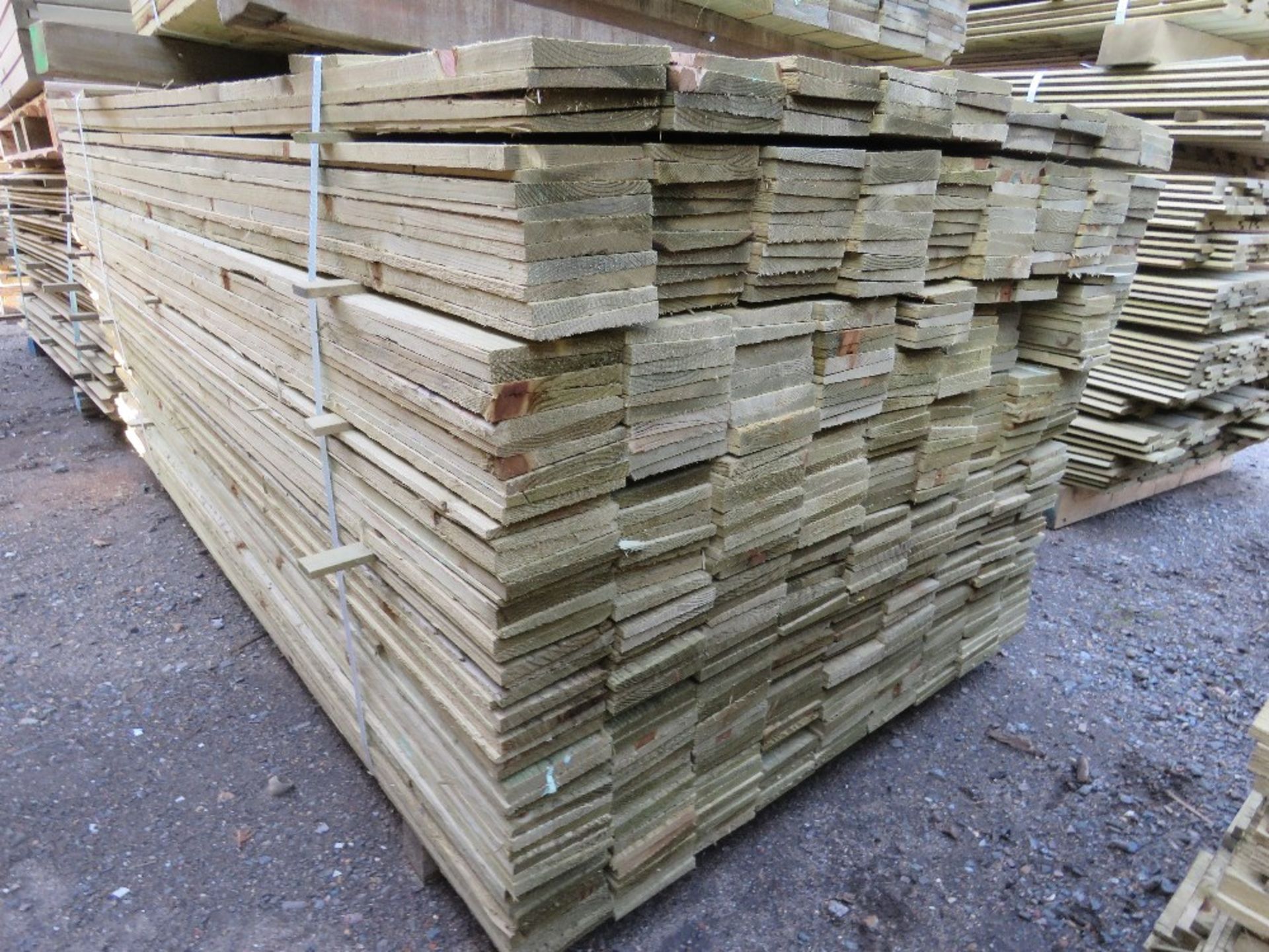 LARGE PACK OF TREATED FEATHER EDGE TIMBER CLADDING BOARDS 1.8M LENGTH X 100MM WIDTH APPROX. - Bild 2 aus 4