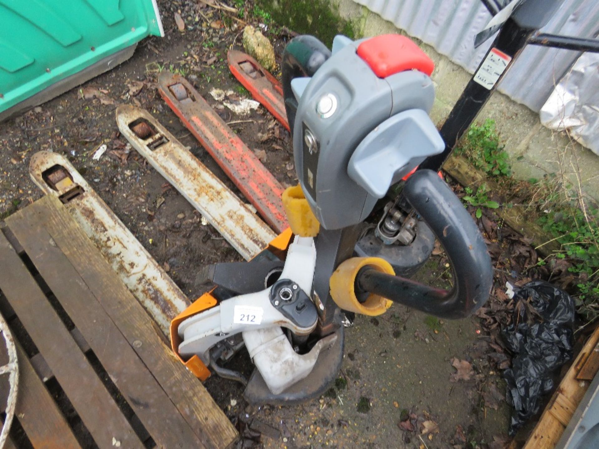 BATTERY POWERED PALLET TRUCK, CONDITION UNKNOWN. SOURCED FROM COMPANY LIQUIDATION. - Image 2 of 3