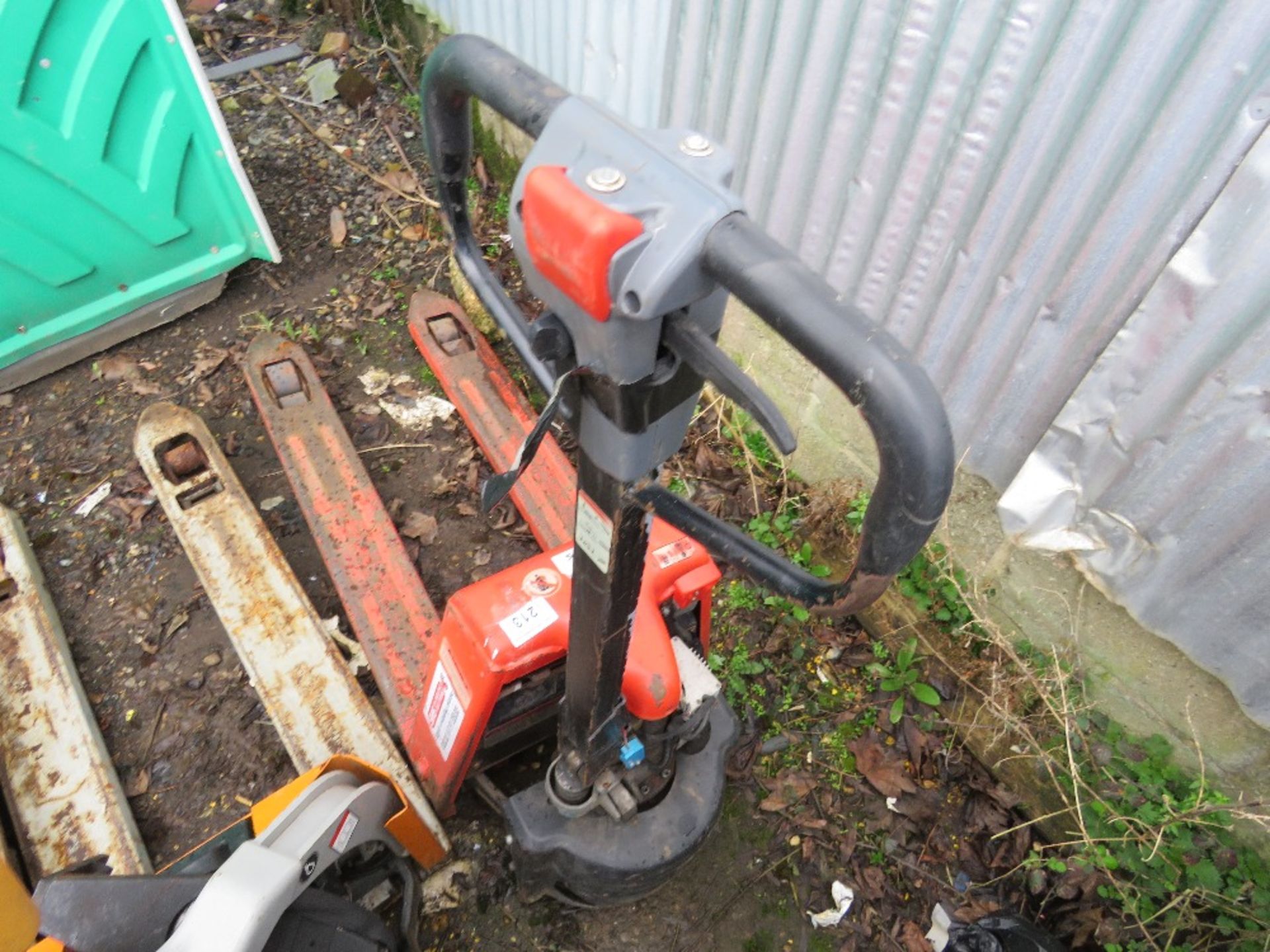 BATTERY POWERED PALLET TRUCK, CONDITION UNKNOWN. SOURCED FROM COMPANY LIQUIDATION. - Bild 2 aus 3