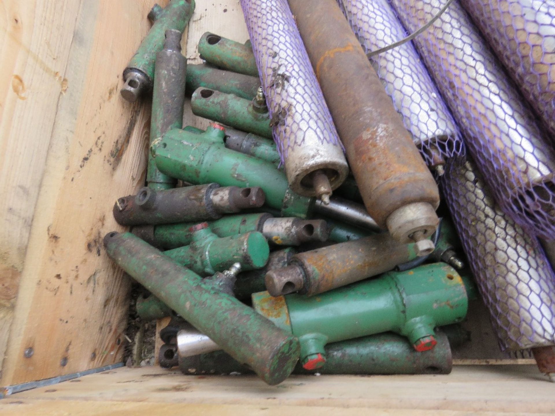 STILLAGE OF CYLINDER MOWER ROLLERS AND RAMS. - Image 6 of 6