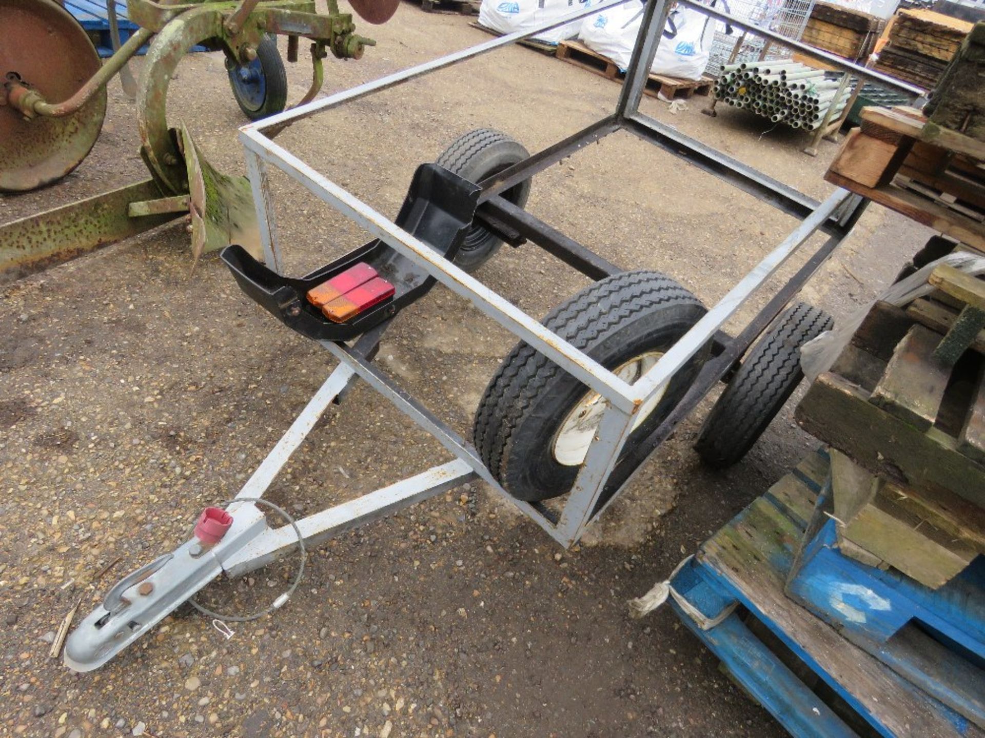 SMALL SIZED TRAILER CHASSIS, IDEAL FOR GARDEN TRACTOR.....THIS LOT IS SOLD UNDER THE AUCTIONEERS MAR - Bild 2 aus 5