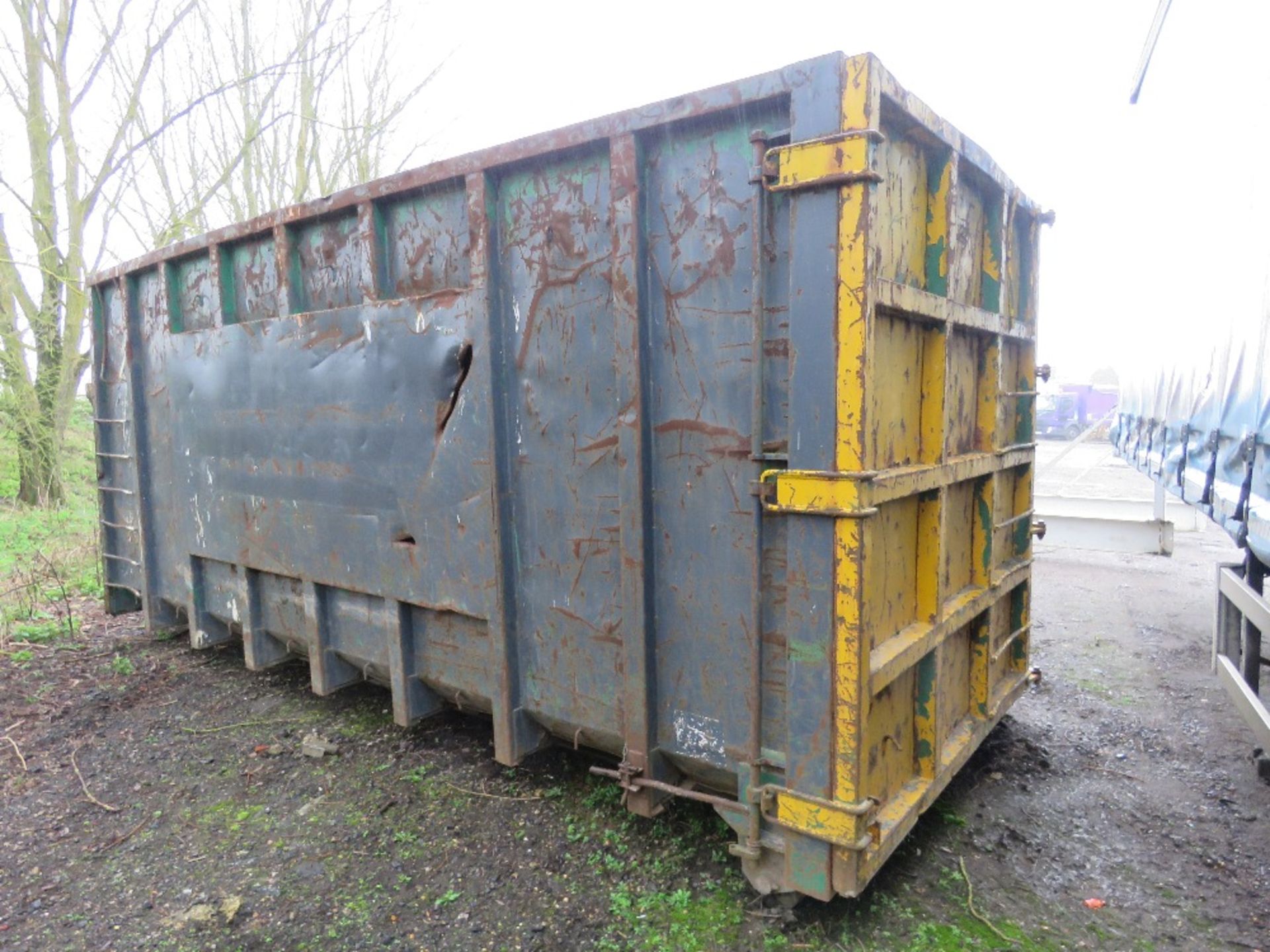 HOOK LOADER BIN, ROLLONOFF TYPE, 40YARD CAPACITY APPROX WITH FULL WIDTH REAR DOOR. DIRECT FROM LOCAL - Image 4 of 8