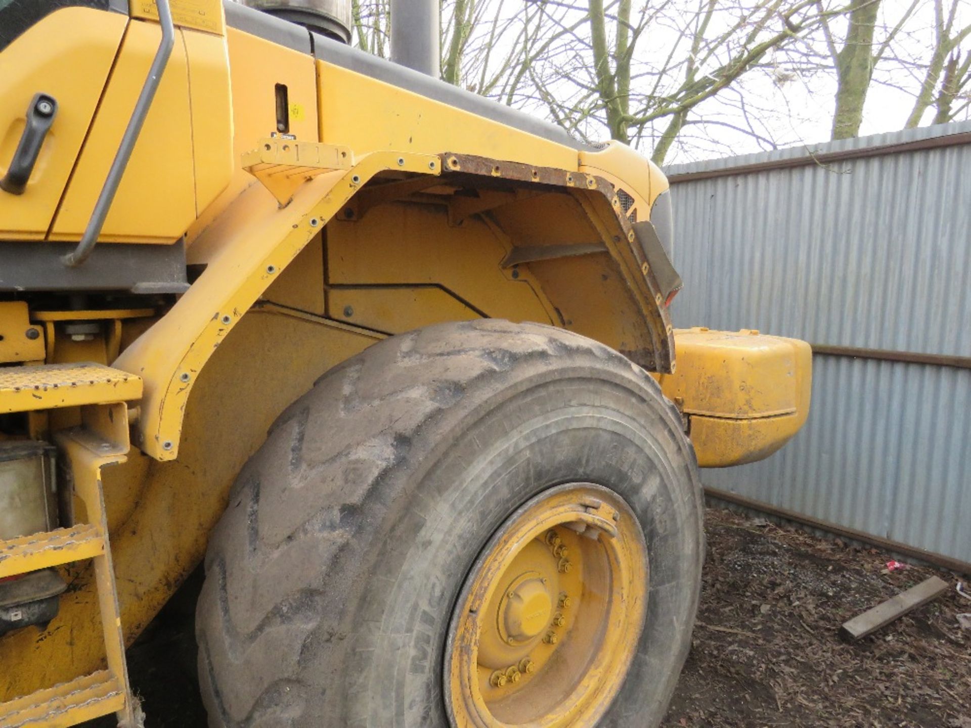 VOLVO L120F WHEELED LOADING SHOVEL YEAR 2009 BUILD. WITH SOIL AND SCREENING BUCKETS AS SHOWN. SN:VCE - Image 6 of 27