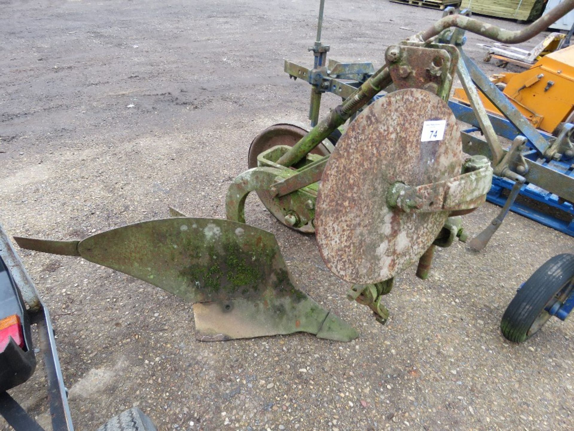 SINGLE FURROW TRACTOR MOUNTED PLOUGH.....THIS LOT IS SOLD UNDER THE AUCTIONEERS MARGIN SCHEME, THERE - Bild 2 aus 4