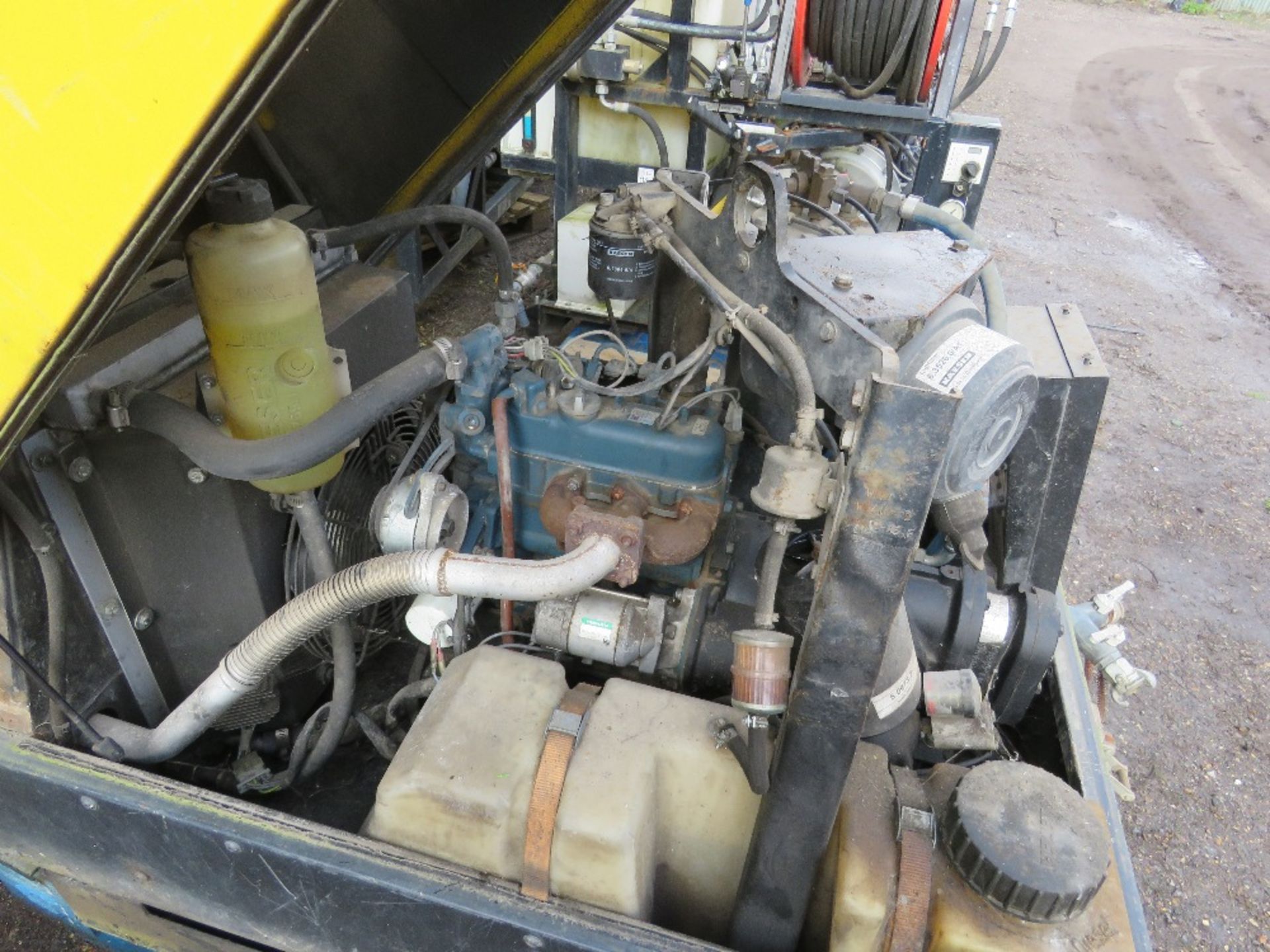 KAESER M20 SKID MOUNTED ROAD COMPRESSOR WITH KUBOTA DIESEL ENGINE YEAR 2010 769 REC HOURS. - Image 5 of 9