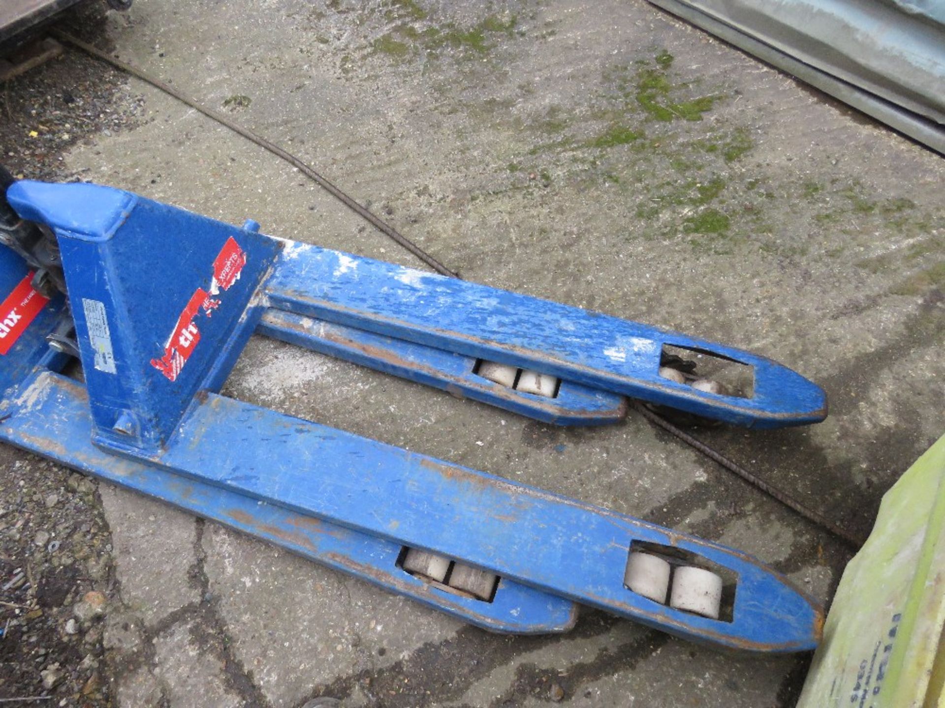 2 X PALLET TRUCKS THX8581,9762. - Image 4 of 5