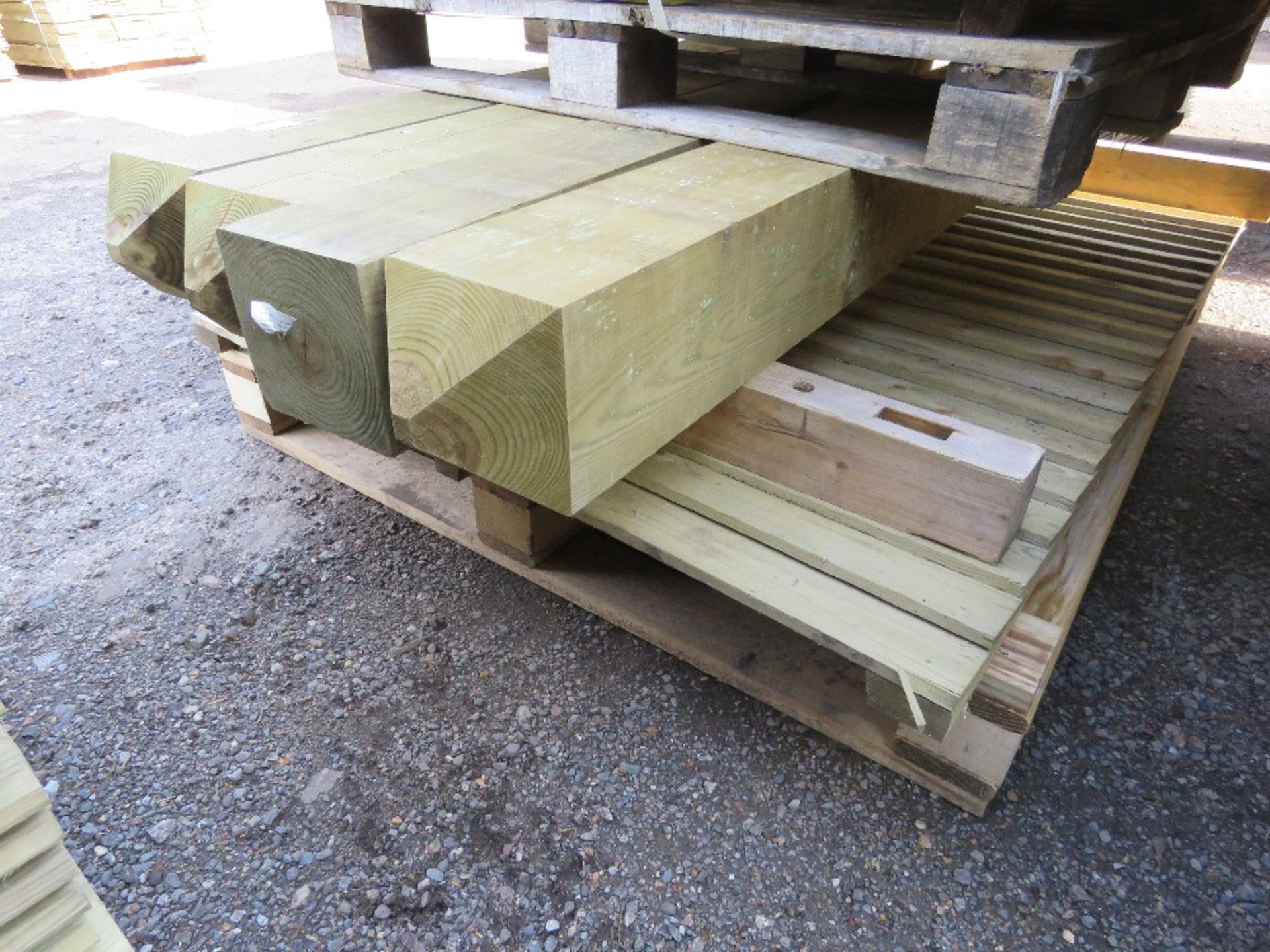 4NO HEAVY DUTY GATE POSTS 7" SQUARE X 2.1M LENGTH APPROX PLUS A FENCE PANEL. - Image 4 of 4