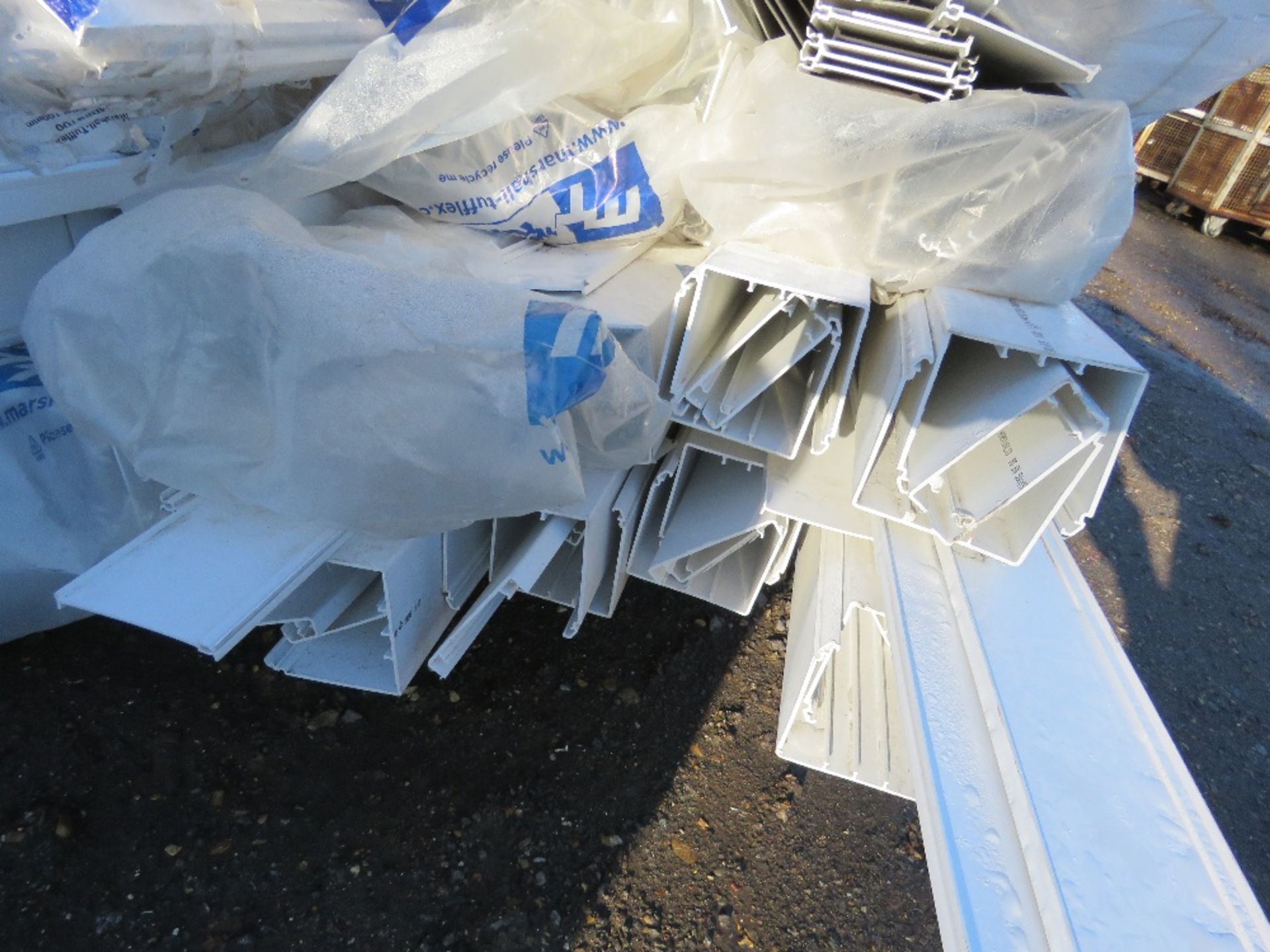 LARGE QUANTITY OF PLASTIC CABLE DUCTING PARTS 9-12FT APPROX... SOURCED FROM COMPANY LIQUIDATION. - Image 7 of 8