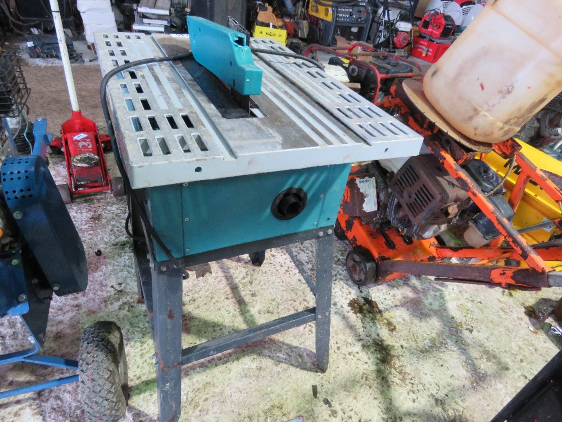 HOBBY SIZED WOOD CUTTING SAWBENCH, 240VOLT POWERED....SOURCED FROM DEPOT CLOSURE. - Image 3 of 4