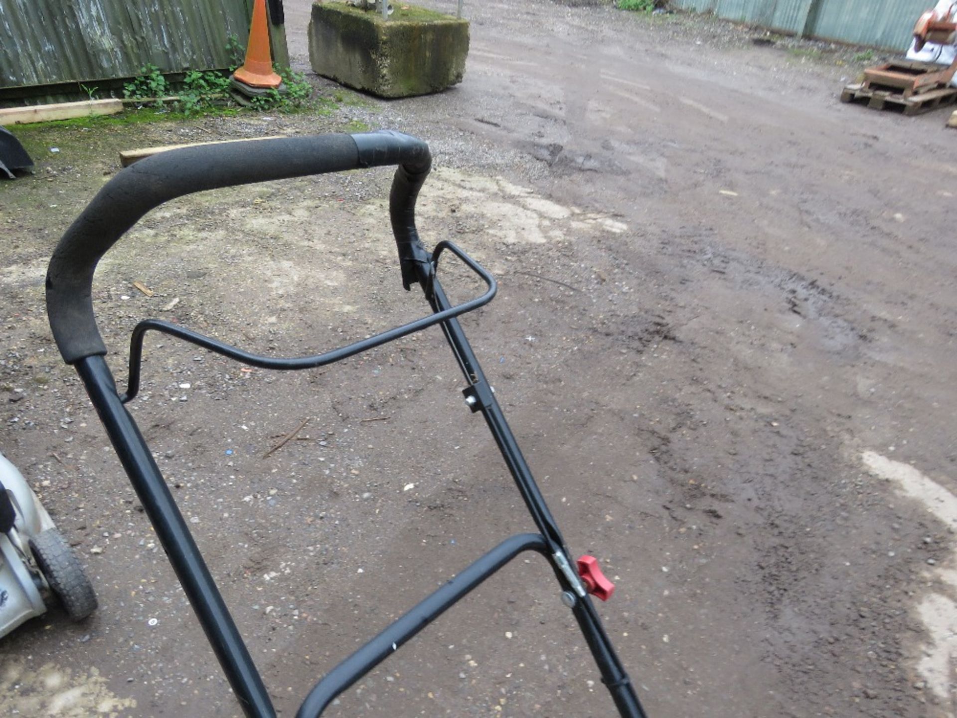 PETROL LAWNMOWER NO COLLECTOR. THIS LOT IS SOLD UNDER THE AUCTIONEERS MARGIN SCHEME, THEREFORE N - Image 4 of 4