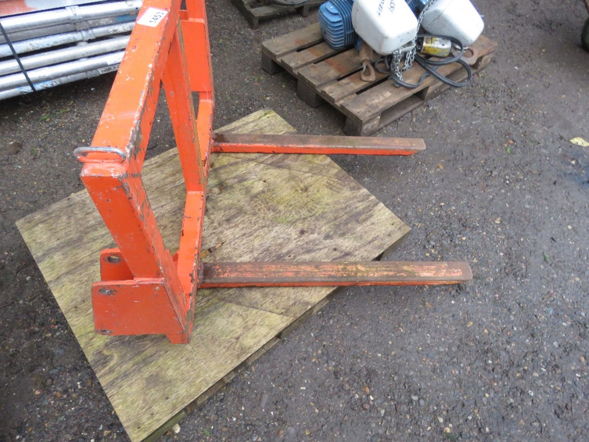 SET OF PALLET FORKS FOR LOADER TRACTOR ETC.....THIS LOT IS SOLD UNDER THE AUCTIONEERS MARGIN SCHEME, - Bild 2 aus 3