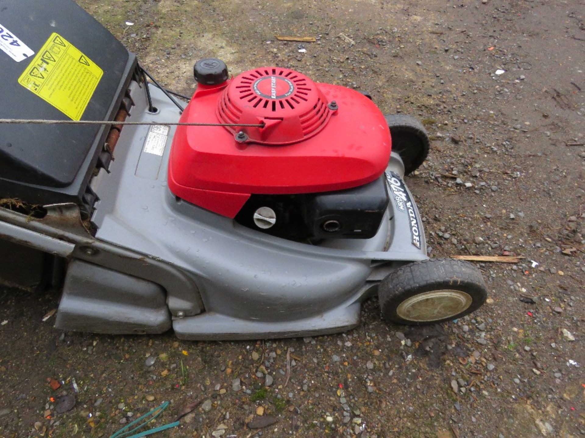 HONDA HRB476C ROLLER MOWER WITH COLLECTOR. WHEN TESTED WAS SEEN TO RUN AND DRIVE. THIS LOT IS SOL