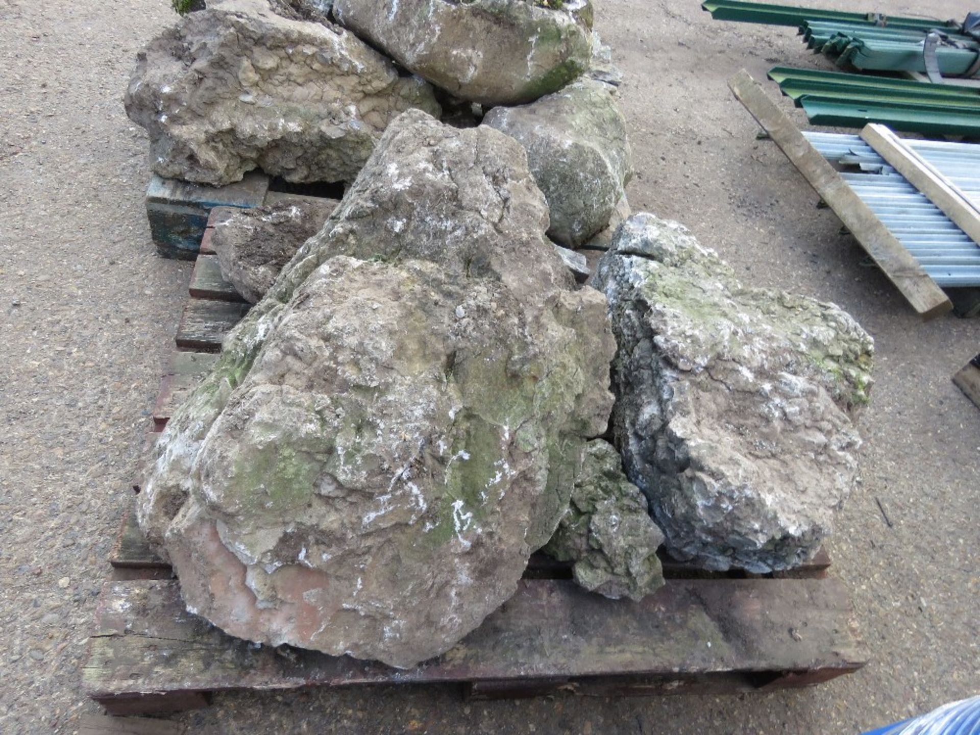 2 X PALLETS OF LARGE ROCKERY DECORATIVE STONES.....THIS LOT IS SOLD UNDER THE AUCTIONEERS MARGIN SCH - Bild 6 aus 7