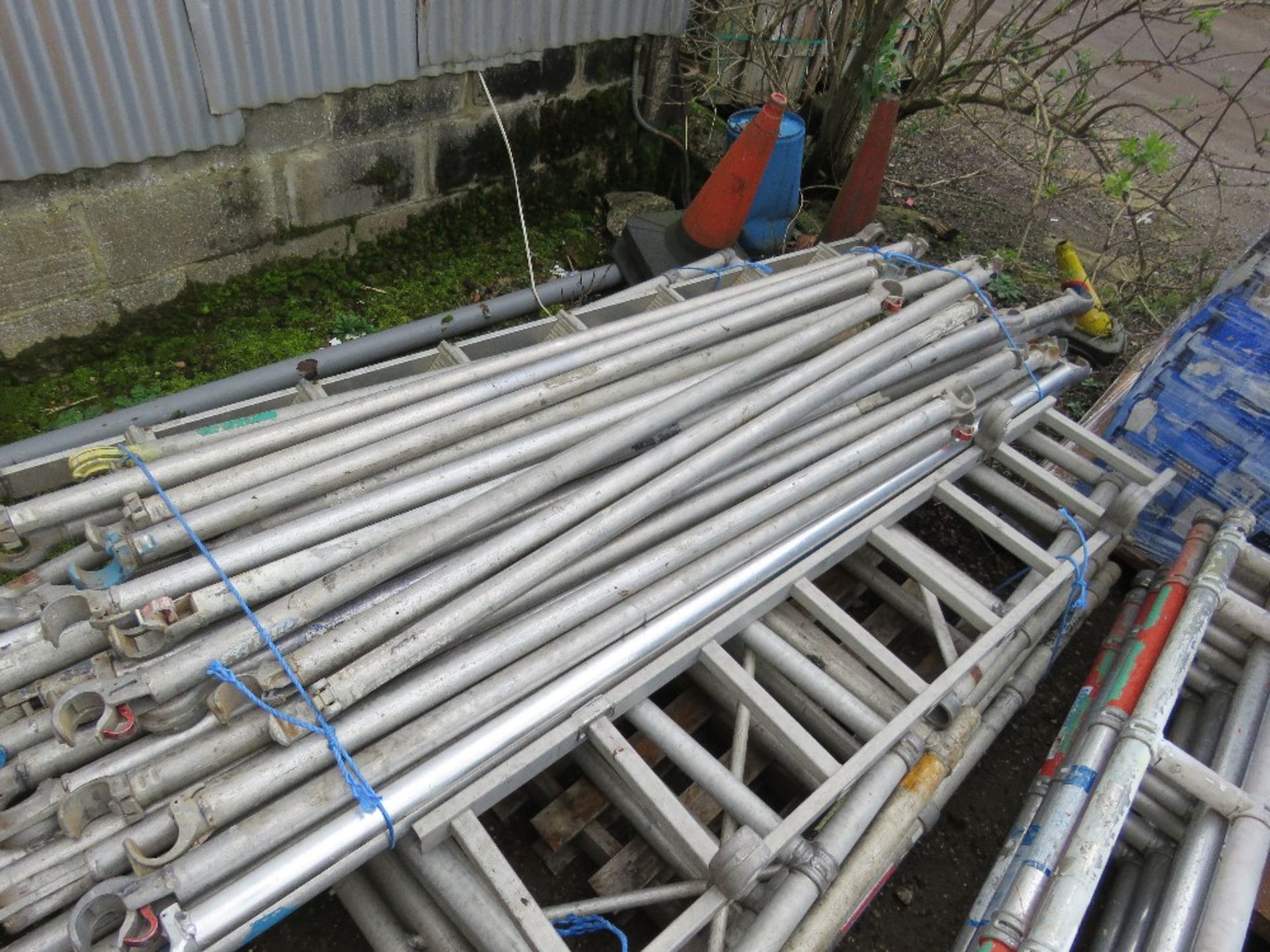 ALUMINIUM TOWER SCAFFOLD PARTS INCLUDING POLES AND UPRIGHTS AS SHOWN. THIS LOT IS SOLD UNDER THE - Image 3 of 3