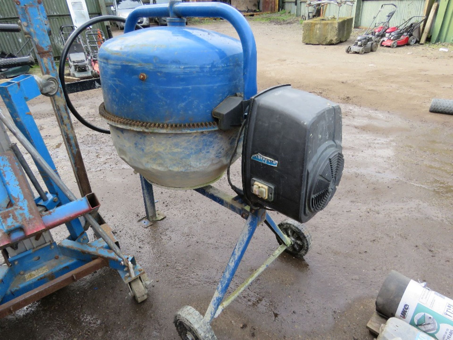 STEPPACH 180 CEMENT MIXER, 240VOLT POWERED. DIRECT FROM LOCAL RETIRING BUILDER. THIS LOT IS SOLD - Image 3 of 4