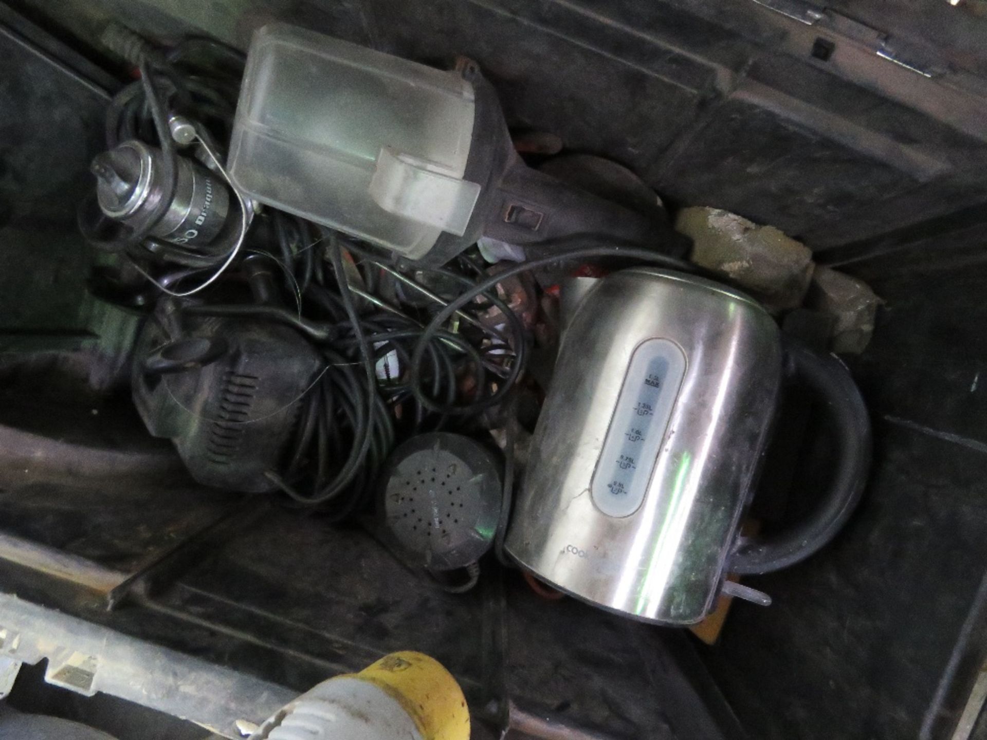 WHEELED TOOL BOX AND A TOOL BAG OF TOOLS AND SUNDRIES. - Image 4 of 4