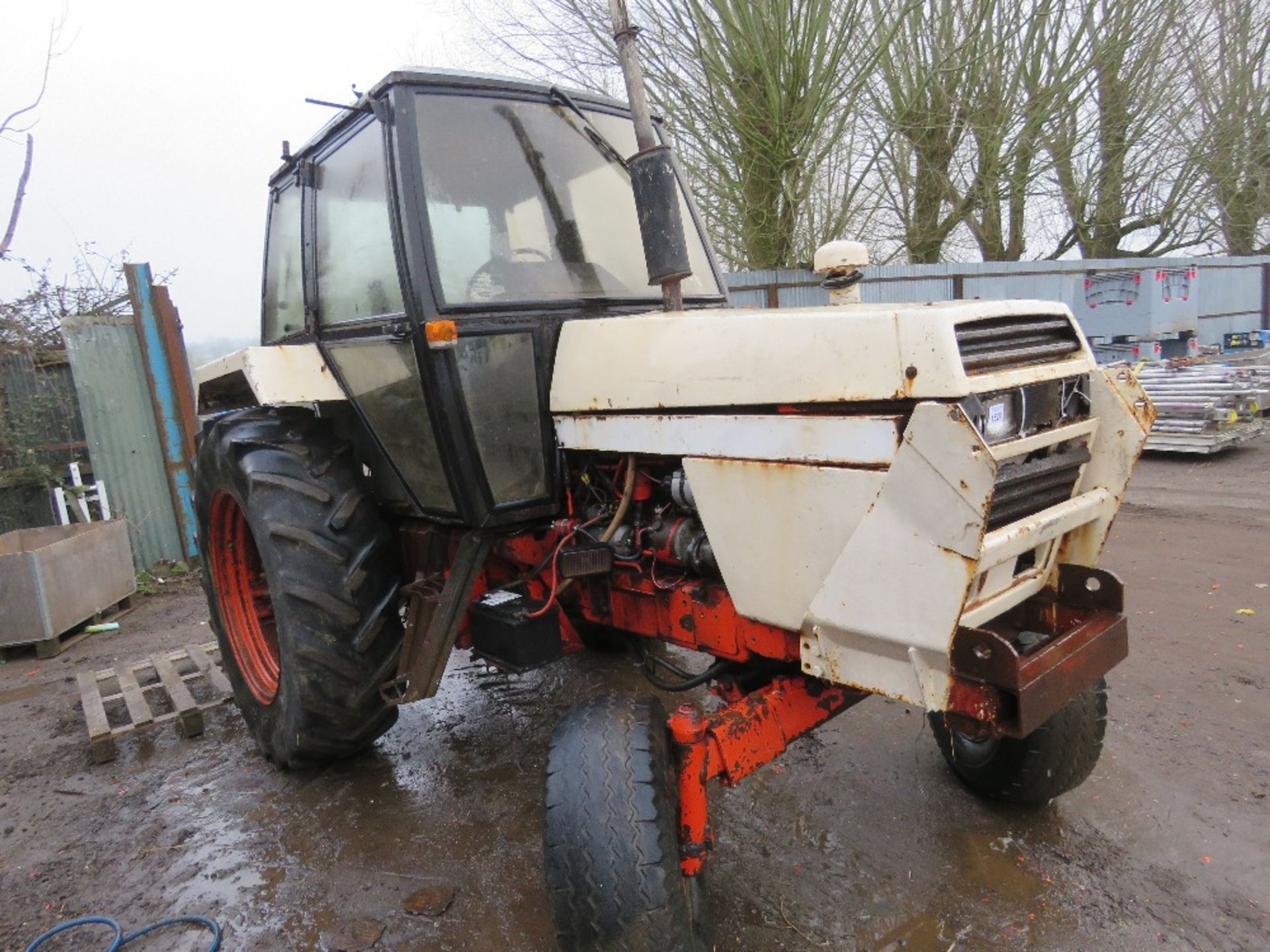 DAVID BROWN 2 WHEEL DRIVE TRACTOR. SOURCED FROM DEPOT CLOSURE. WHEN TESTED WAS SEEN TO RUN AND DRIVE - Bild 3 aus 11