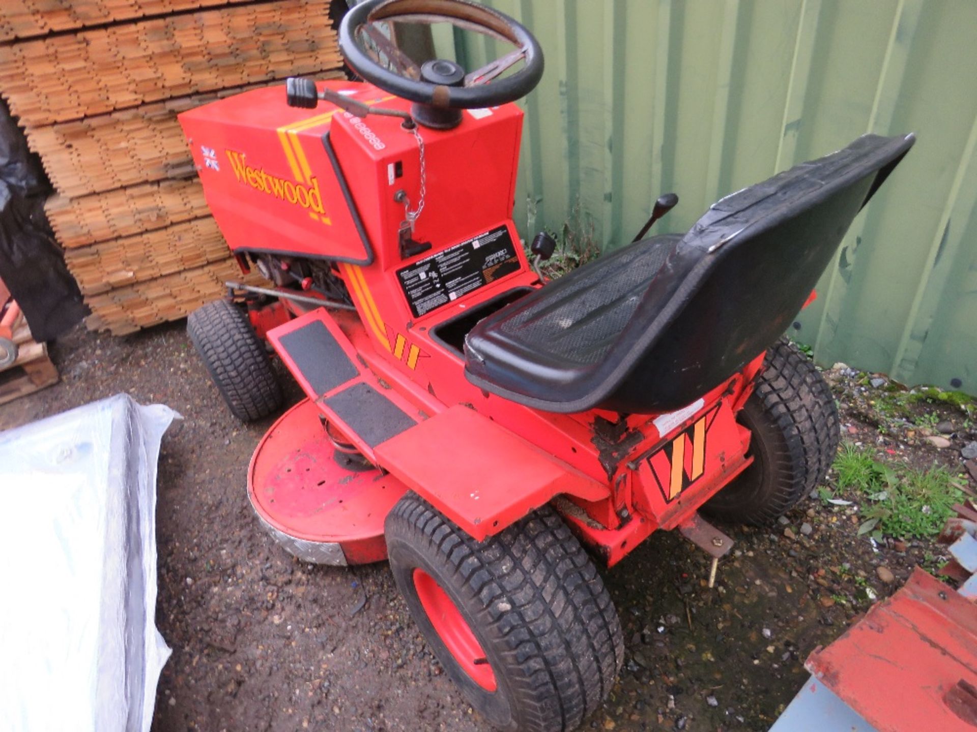 WESTWOOD T1200 RIDE ON MOWER. WHEN TESTED WAS SEEN TO RUN, DRIVE AND BLADES TURNED. THIS LOT IS S - Image 2 of 7