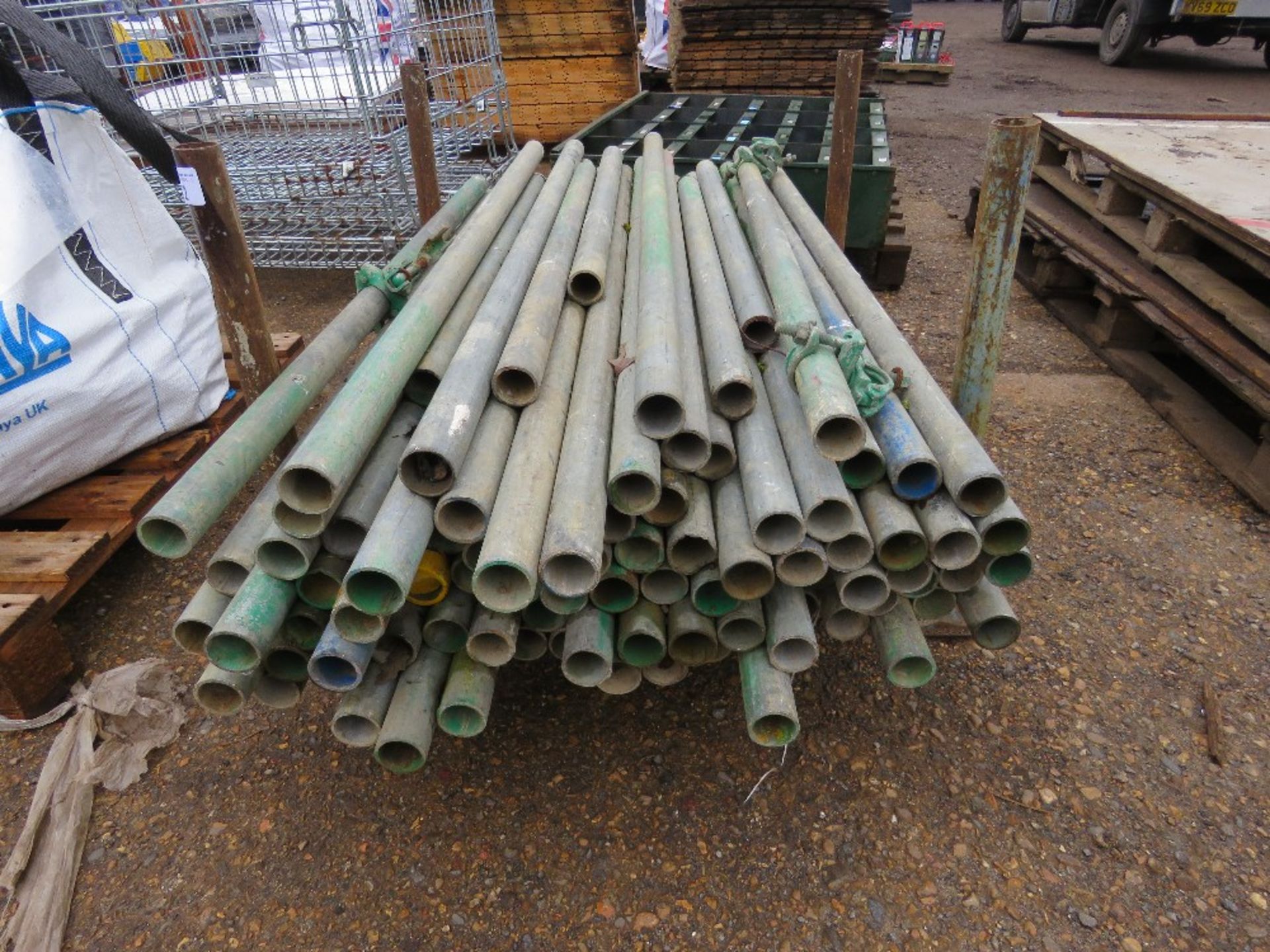 STILLAGE CONTAINING A LARGE QUANTITY OF SHORT LENGTH SCAFFOLD TUBES 3-5FT LENGTH APPROX. - Image 2 of 3