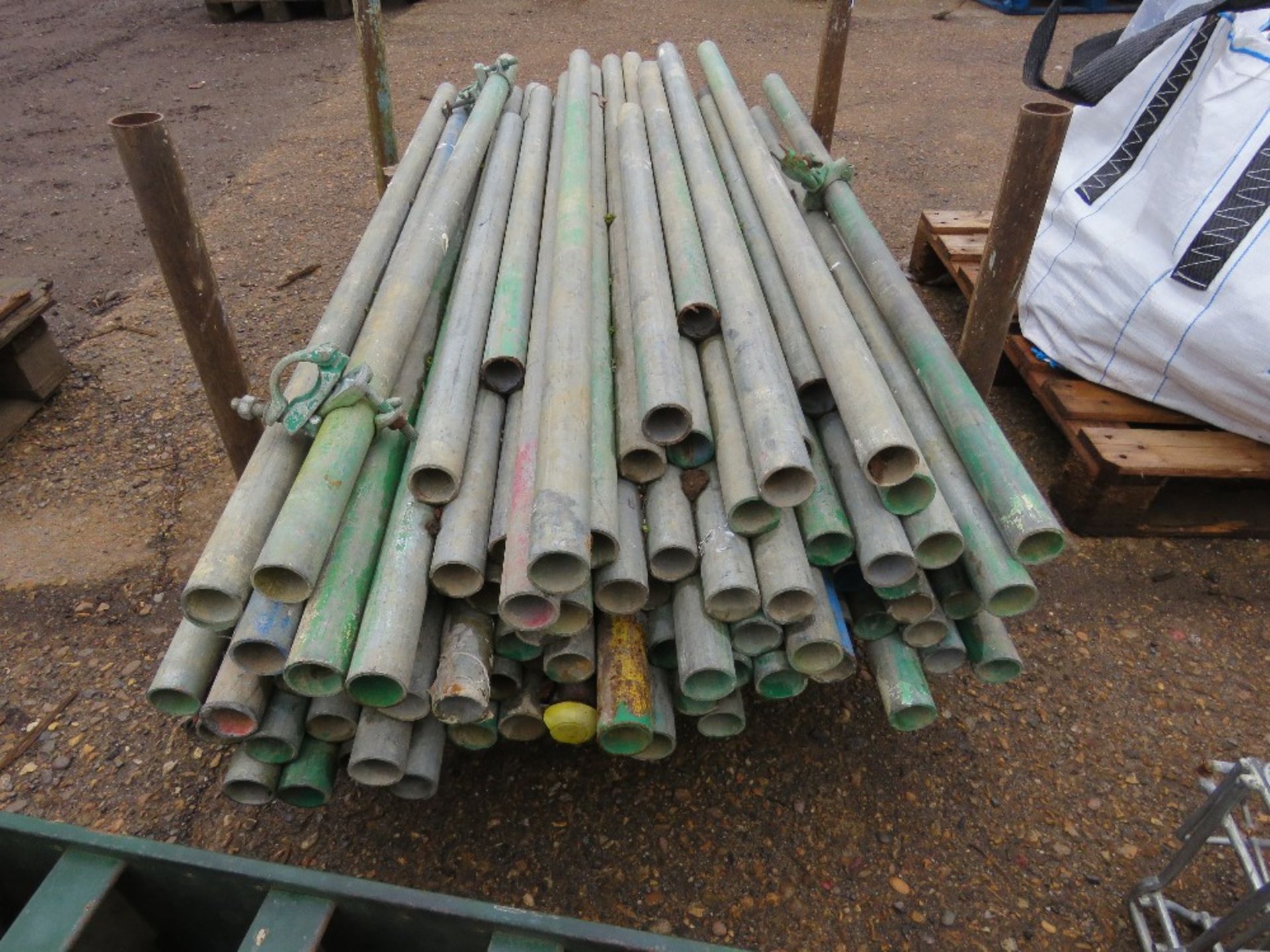 STILLAGE CONTAINING A LARGE QUANTITY OF SHORT LENGTH SCAFFOLD TUBES 3-5FT LENGTH APPROX. - Image 3 of 3