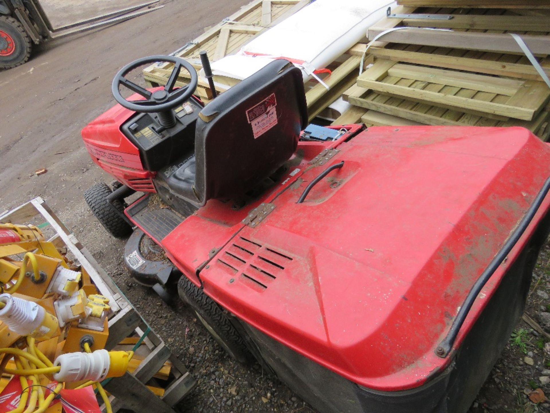 LAWNFLITE 940 RIDE ON MOWER WITH COLLECTOR. PART EXCHANGE MACHINE, CONDITION UNKNOWN. THIS LOT IS - Image 5 of 7