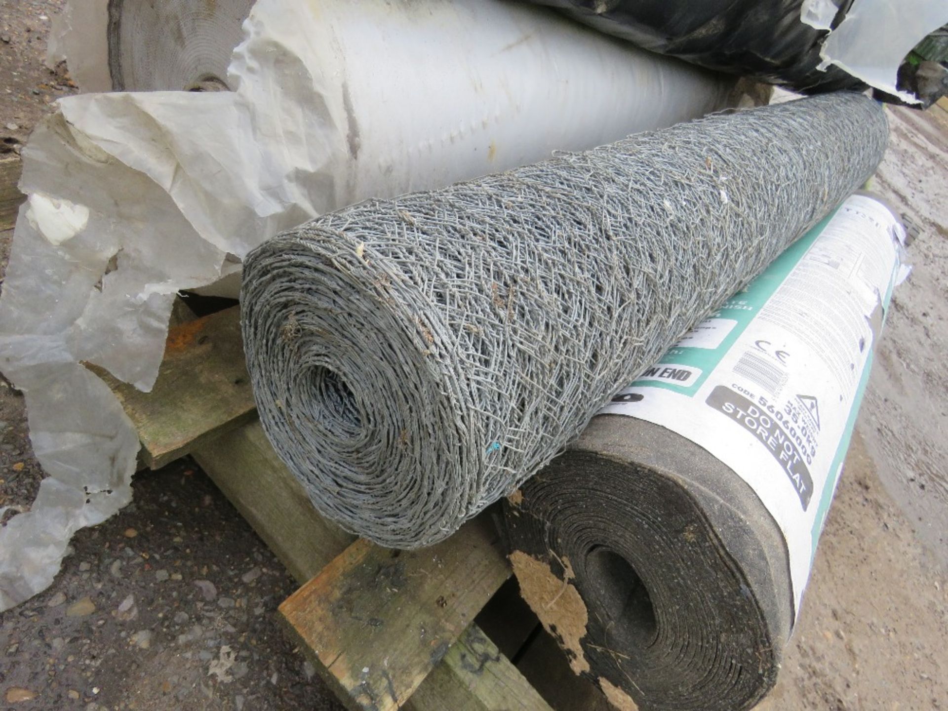 PALLET CONTAINING 5NO ROLLS OF WIRE NETTING, MEMBRANE, FELT ETC. THIS LOT IS SOLD UNDER THE AUCTI - Bild 4 aus 7