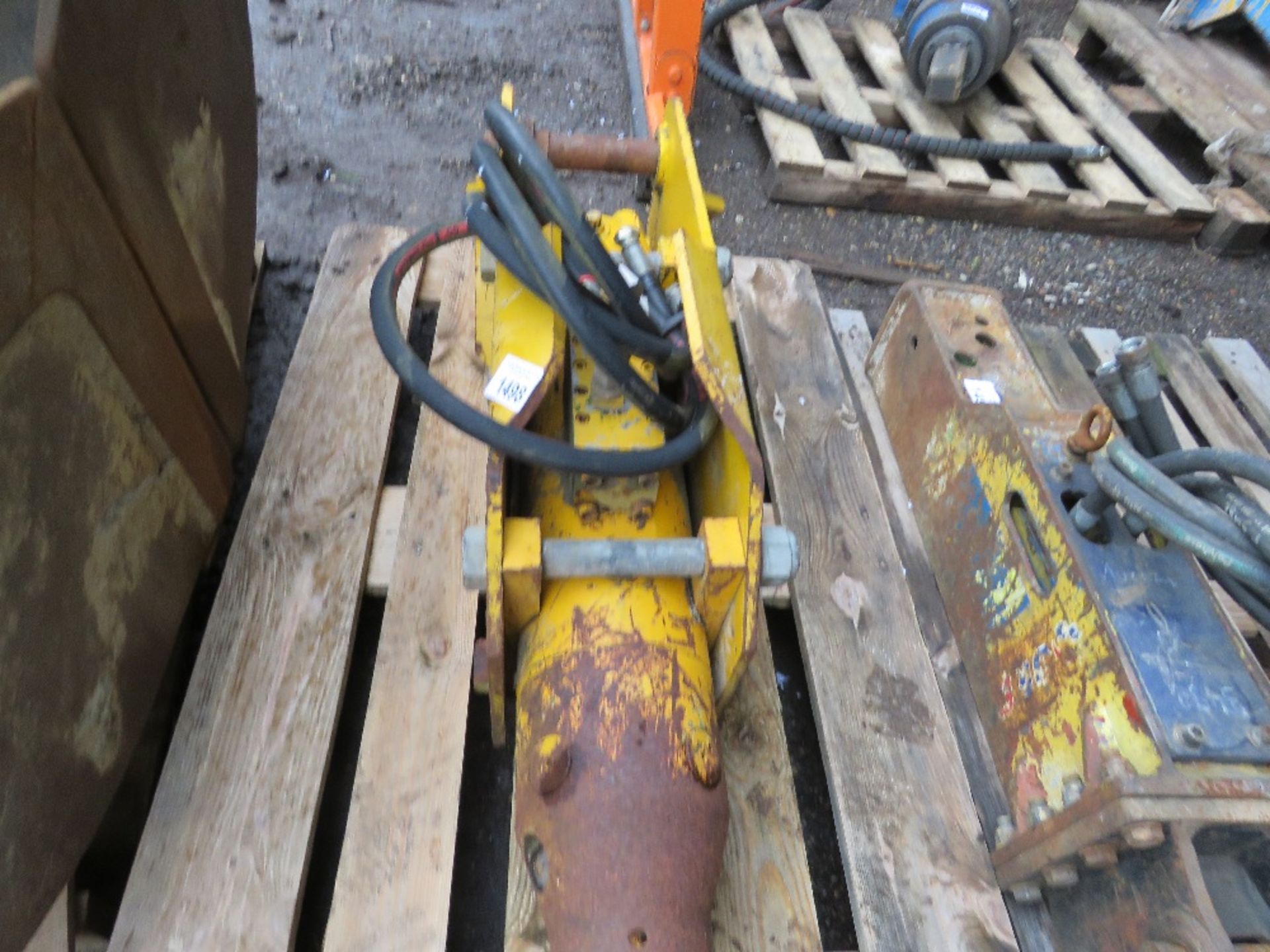 ARROWHEAD CONTRACTOR 4T EXCAVATOR MOUNTED BREAKER ON 45MM PINS. HAS DONE VERY LITTLE WORK, BELIEVED - Image 3 of 5