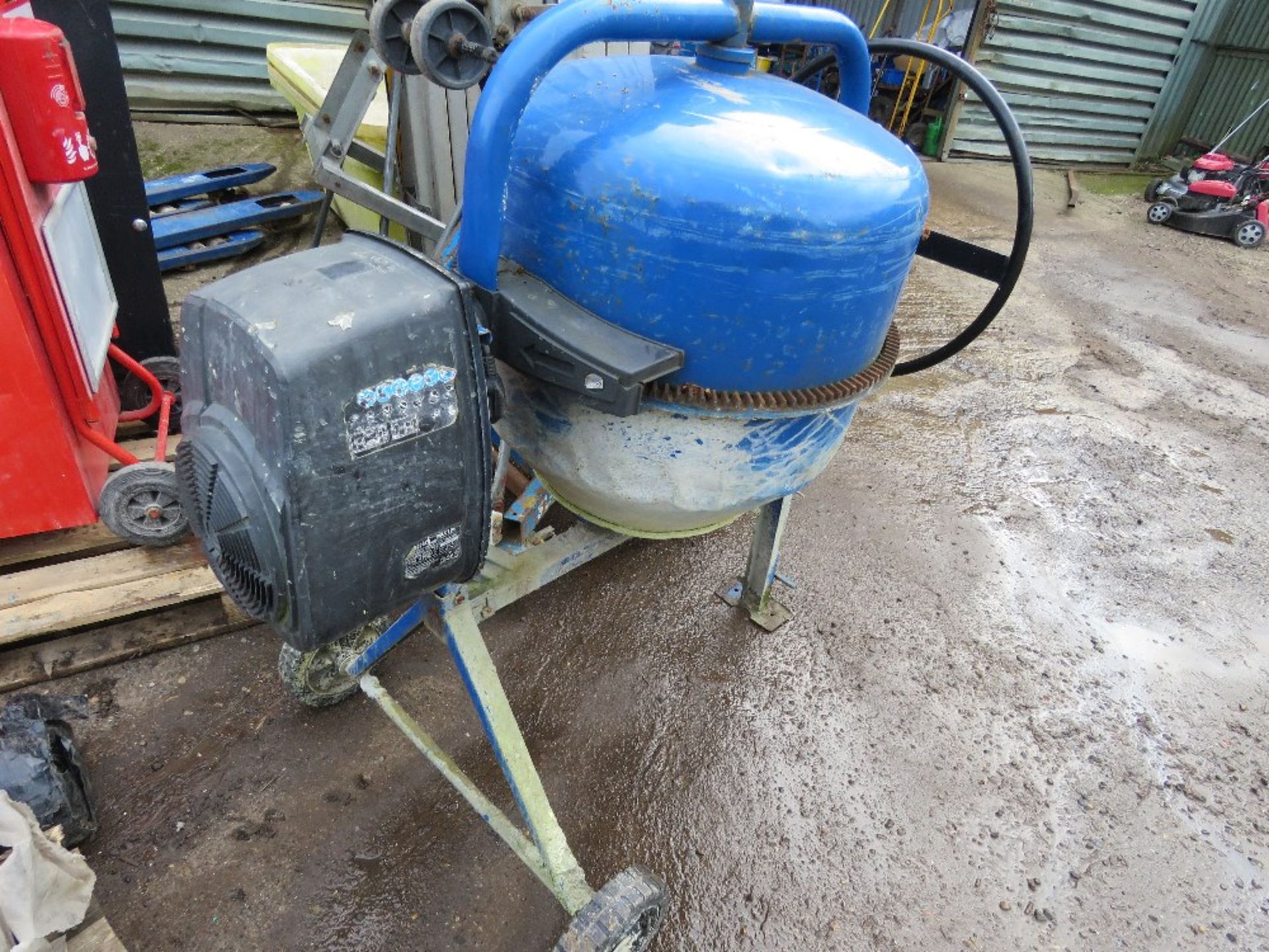 STEPPACH 180 CEMENT MIXER, 240VOLT POWERED. DIRECT FROM LOCAL RETIRING BUILDER. THIS LOT IS SOLD - Bild 2 aus 4