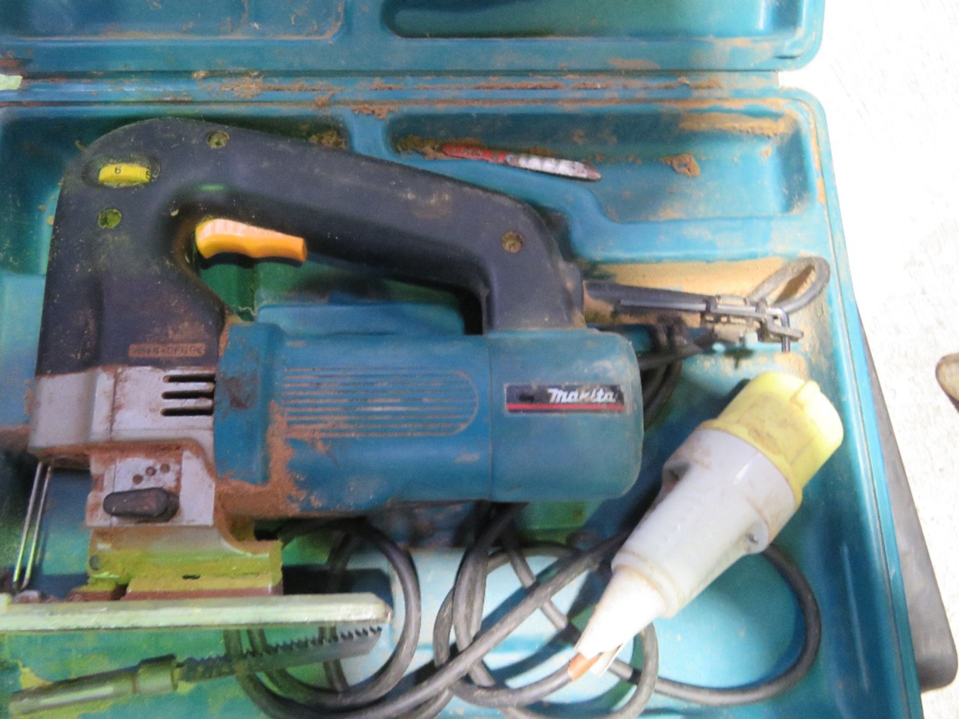 3 X MAKITA POWER TOOLS: 2 NO DRILLS PLUS A JIGSAW.. THIS LOT IS SOLD UNDER THE AUCTIONEERS MARGIN