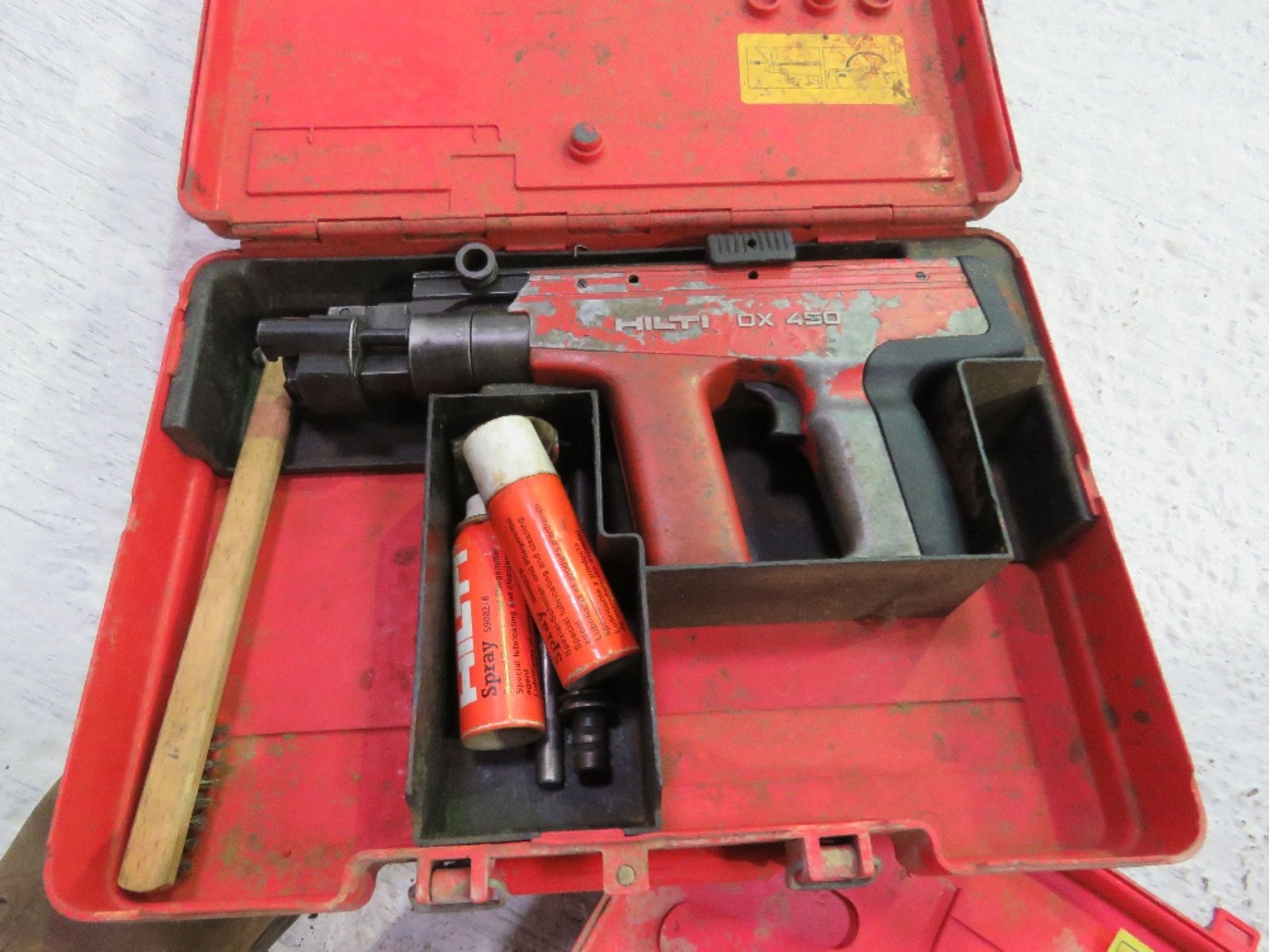 2 X HILTI DX450 NAIL GUNS. DIRECT FROM LOCAL RETIRING BUILDER. THIS LOT IS SOLD UNDER THE AUCTI - Image 4 of 6