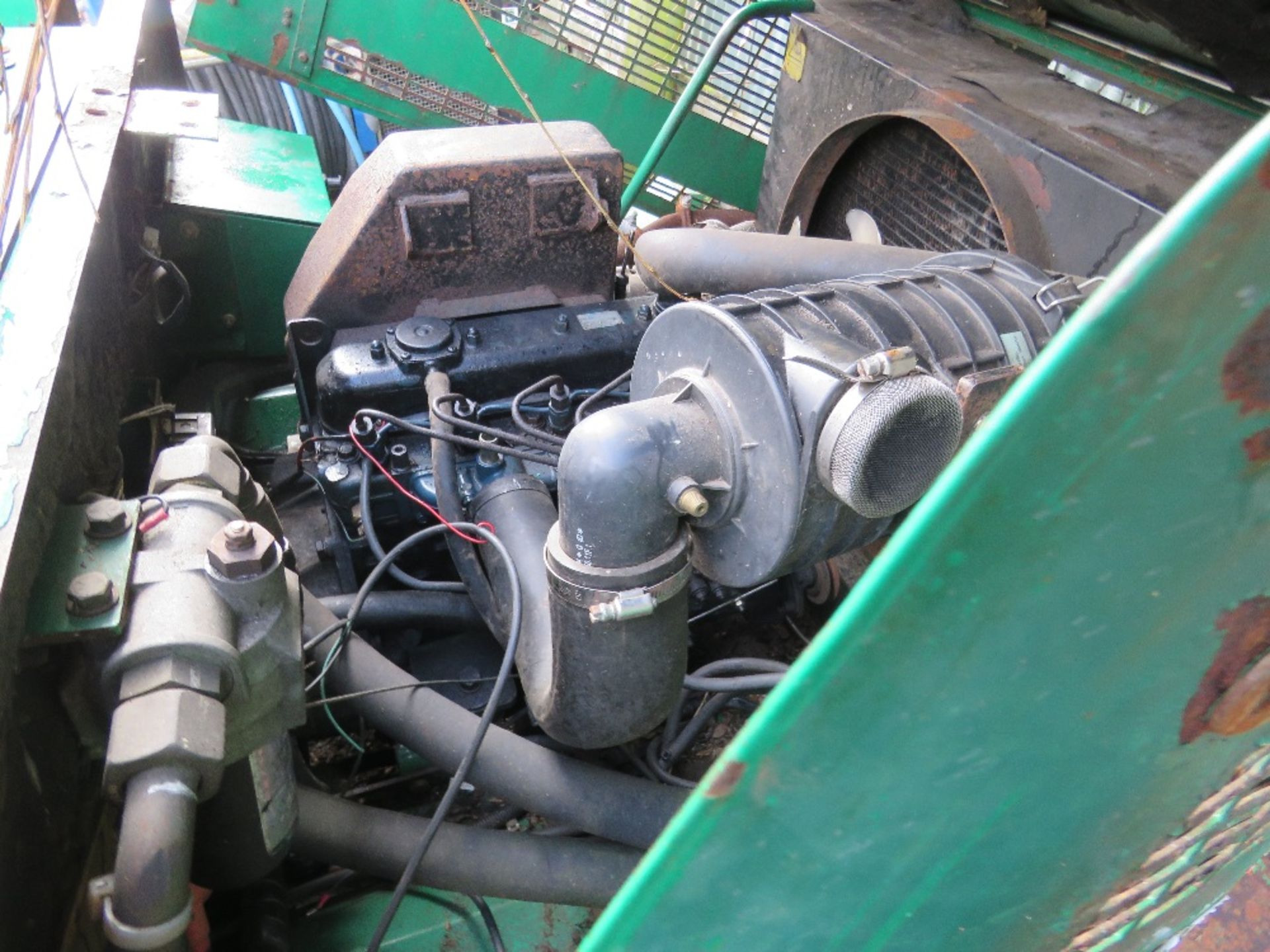RANSOMES 520 5 GANG RIDE ON CYLINDER MOWER WITH KUBOTA ENGINE. WHEN TESTED WAS SEEN TO RUN, DRIVE, - Image 9 of 12