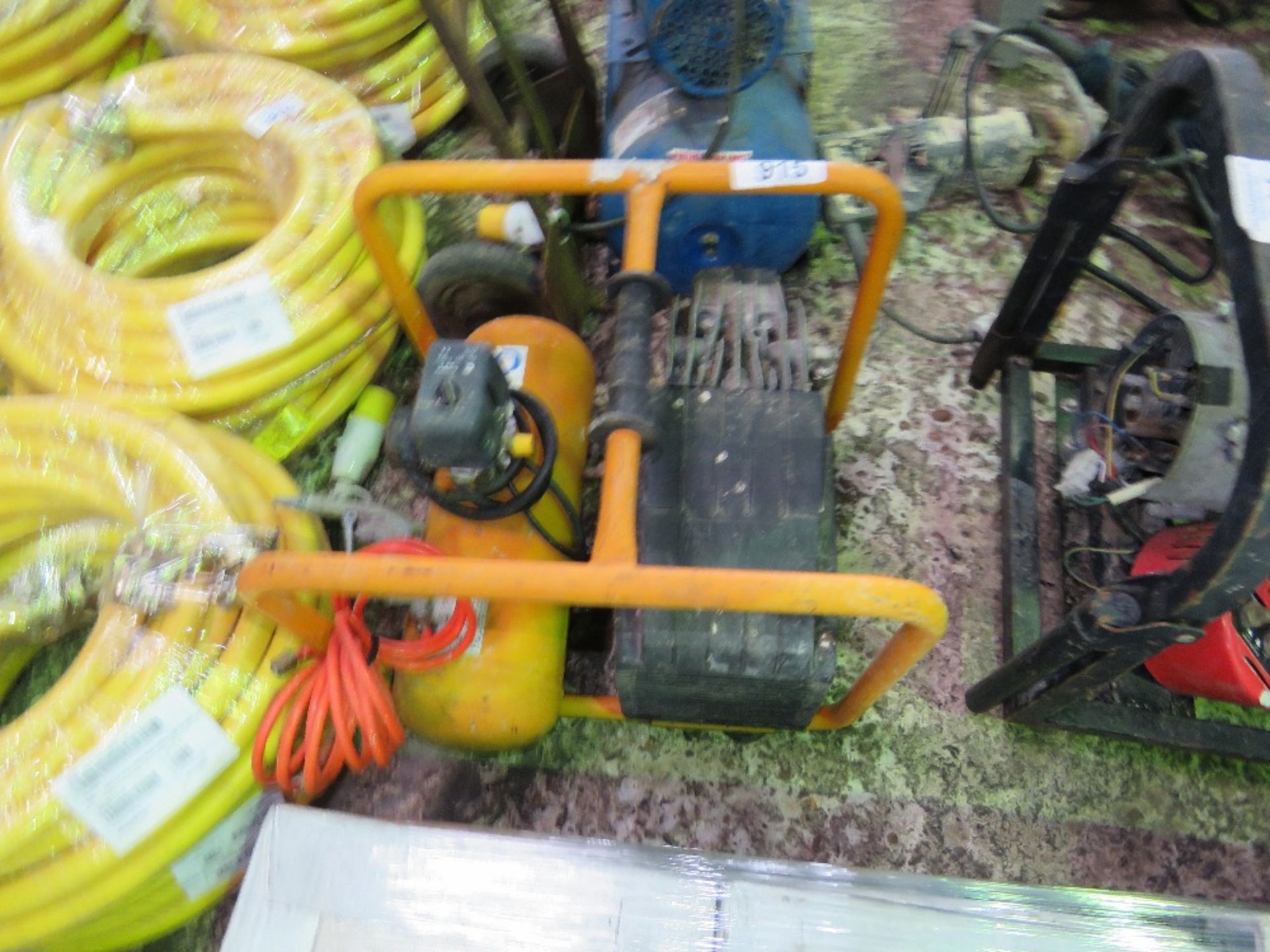 SMALL SIZED 110VOLT COMPRESSOR.....THIS LOT IS SOLD UNDER THE AUCTIONEERS MARGIN SCHEME, THEREFORE N - Bild 2 aus 2