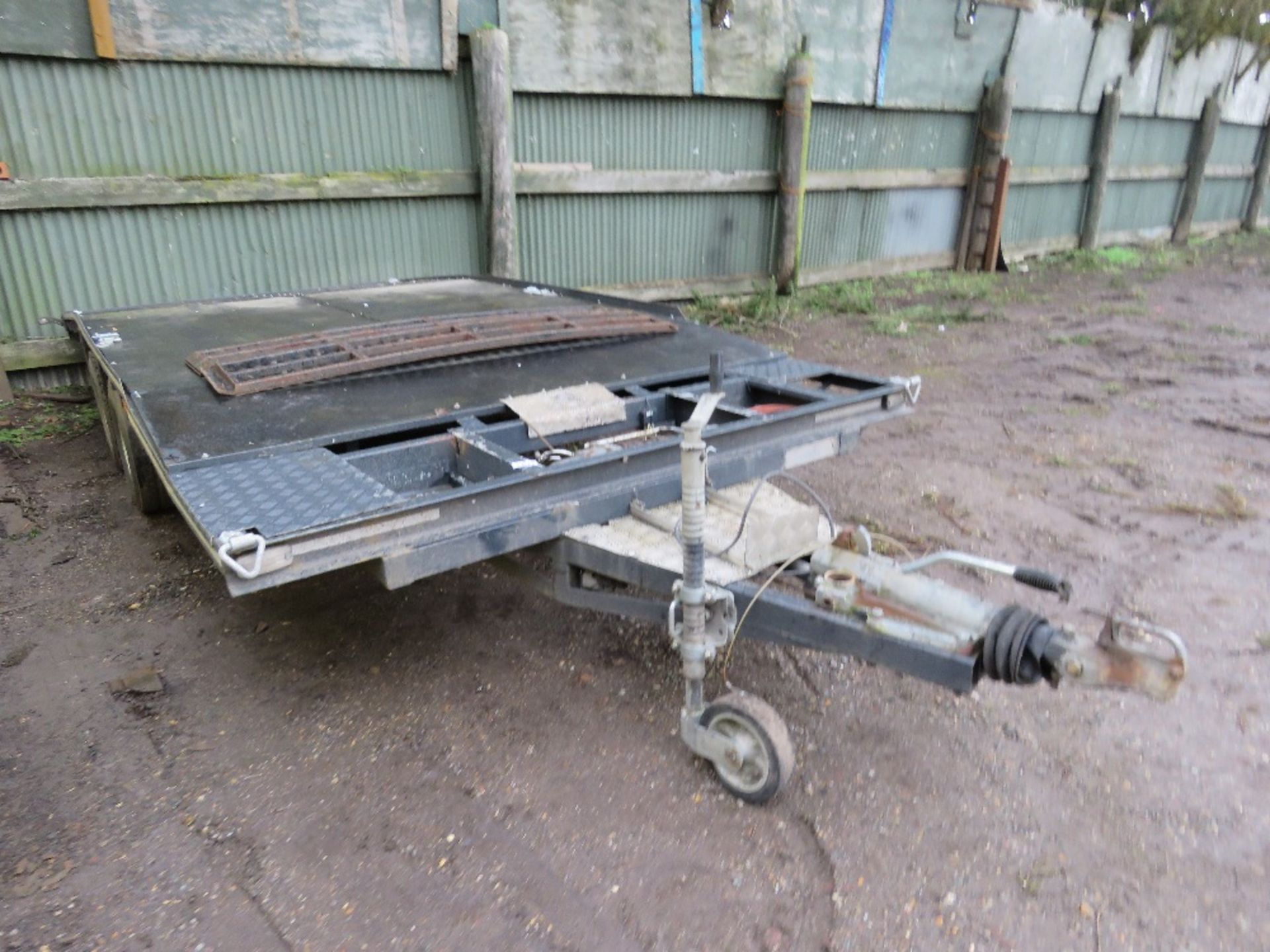 HEAVY DUTY TWIN AXLED BEAVERTAIL PLANT TRAILER WITH RAMPS AND WINCH (CONTROL IN OFFICE) 16FT X 7FT B