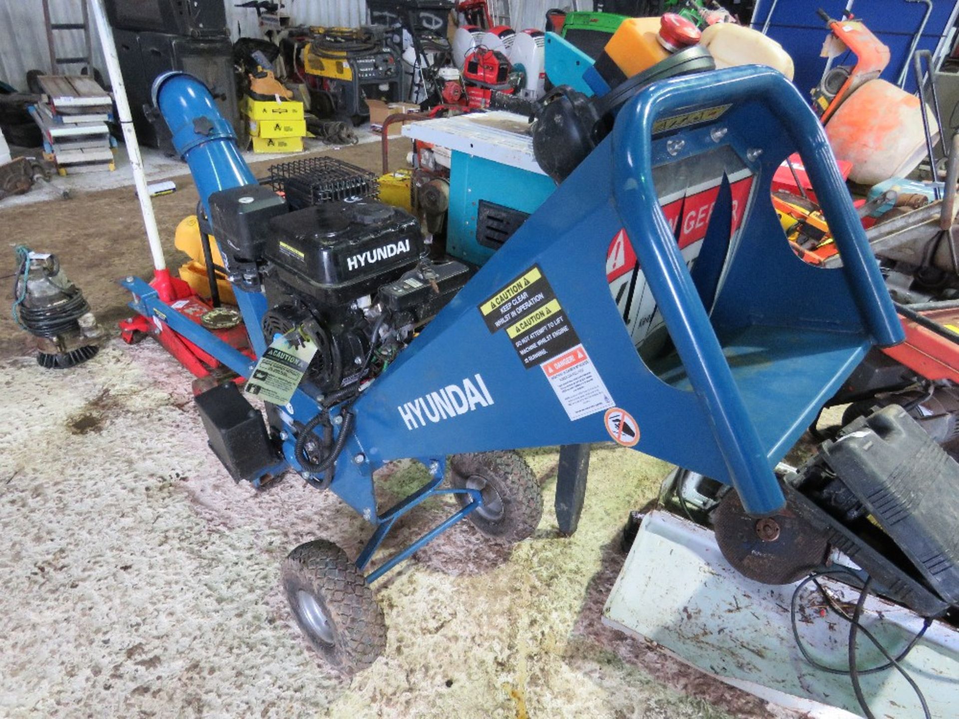 HYUNDAI HYCH7070E-2 PETROL ENGINED CHIPPER, TOWABLE BY GARDEN TRACTOR. KEY START, APPEARS LITTLE USE - Bild 4 aus 8