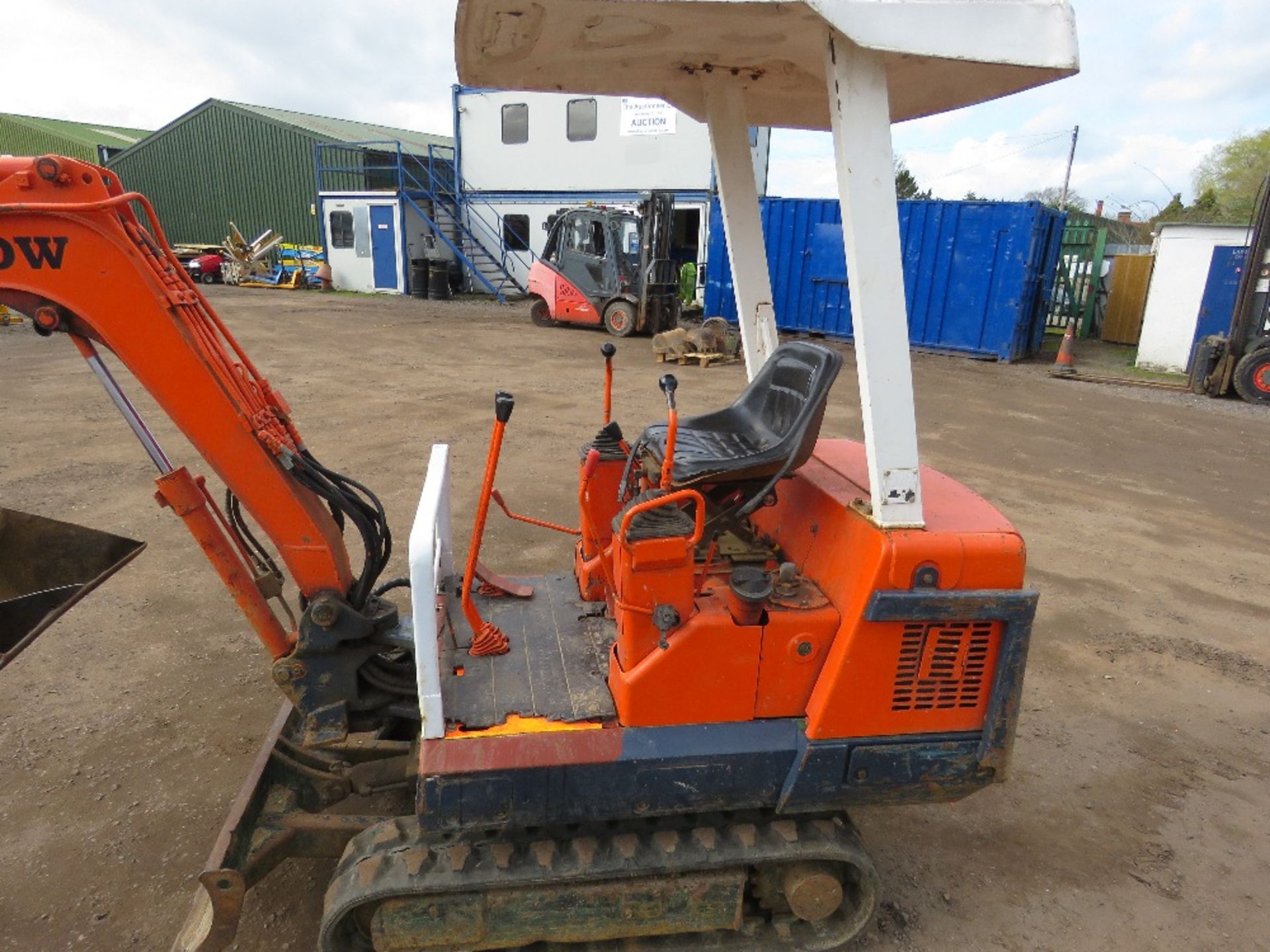 KUBOTA 36 MINI EXCAVATOR PACKAGE CONSISTING OF 4NO BUCKETS, HYDRAULIC BREAKER, MINI DIGGER TRAILER A - Image 4 of 18