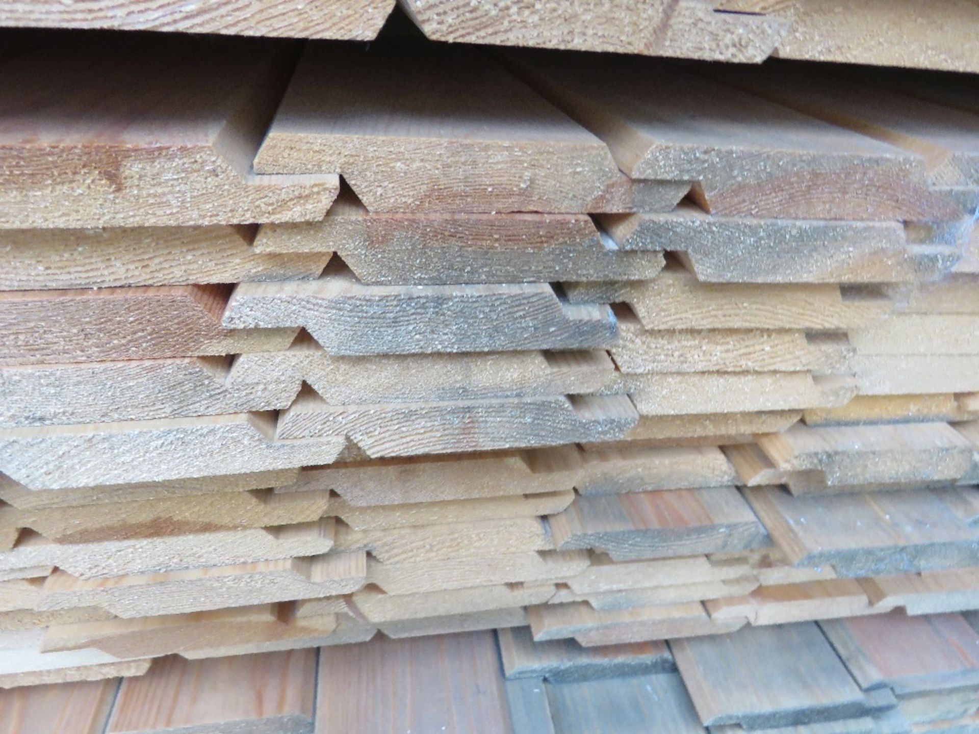 EXTRA LARGE PACK OF UNTREATED SHIPLAP CLADDING TIMBER BOARDS: 1.73M LENGTH X 10CM WIDTH APPROX. - Image 3 of 3