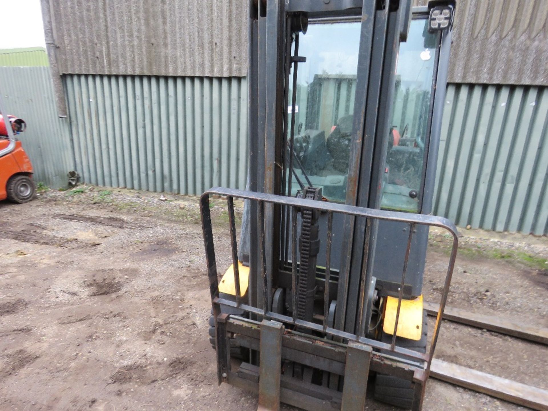 JUNGHEINRICH GAS POWERED FORKLIFT TRUCK WITH CONTAINER SPEC FREE LIFT MAST. - Image 4 of 9